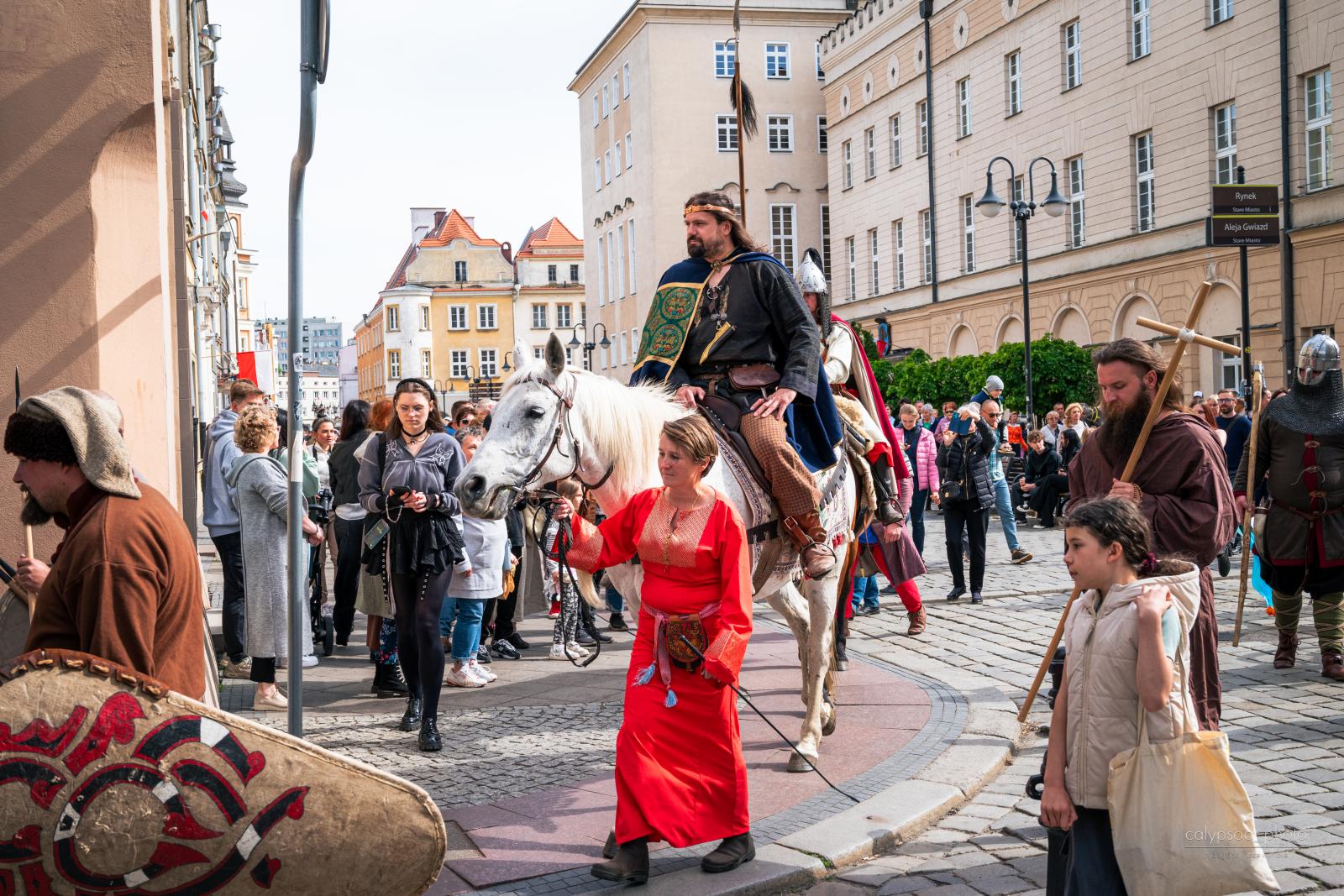 parada na koniu z królem