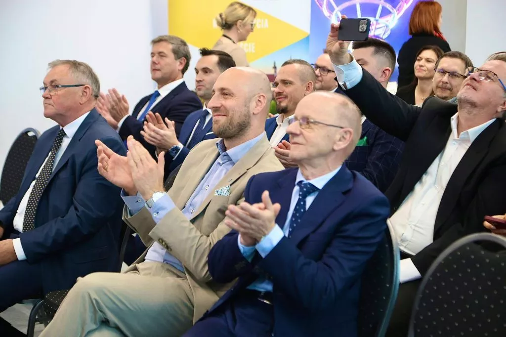 zdjęcie publiczności bijącącej brawo