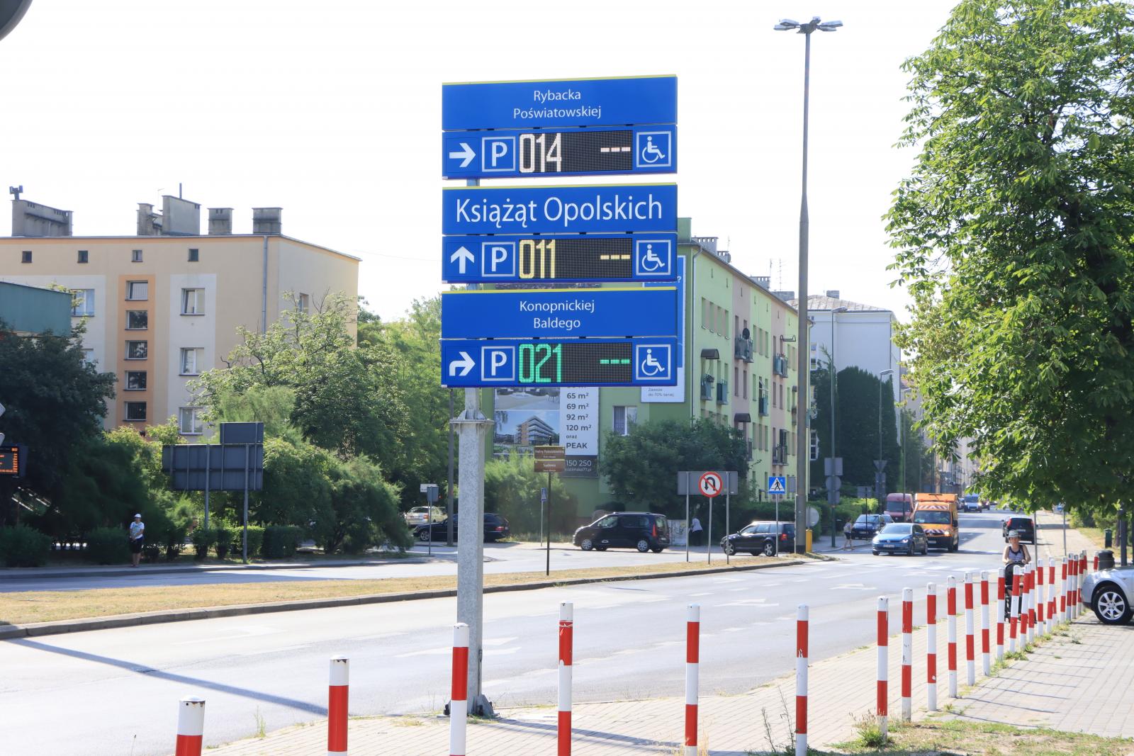 Zdjecie tablicy z informacją o iości miejsc postojowych