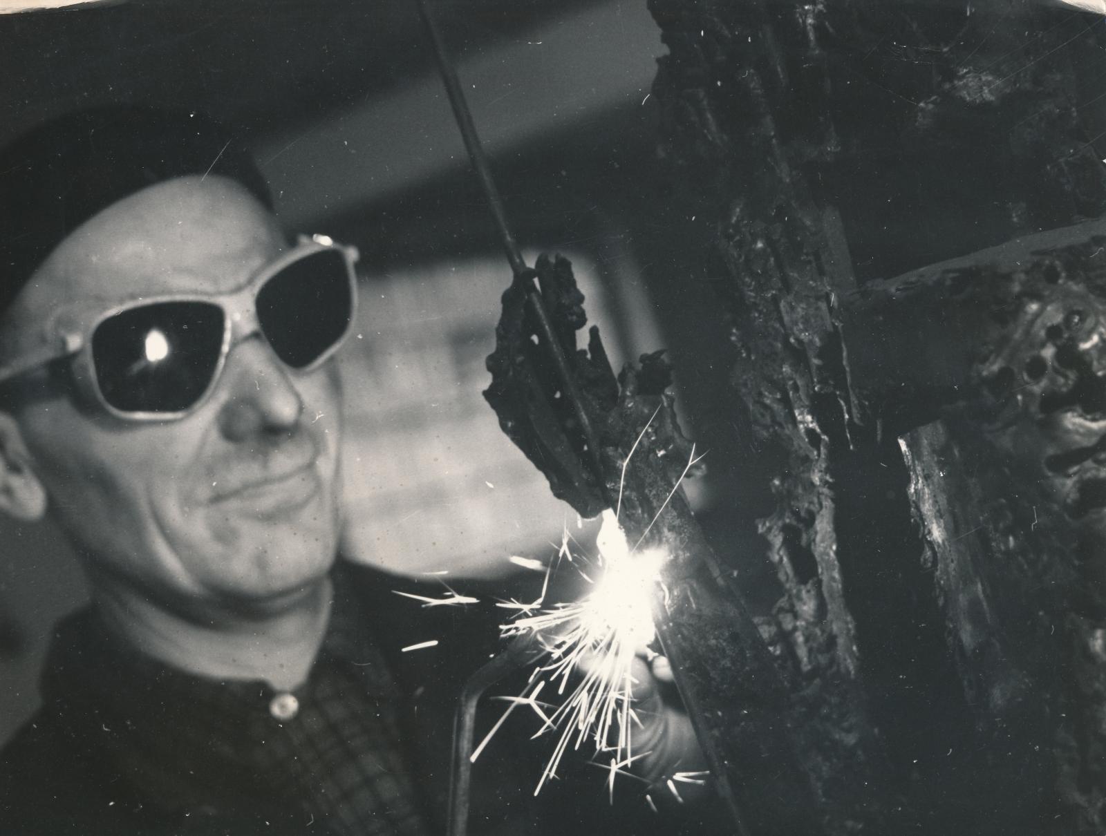 Marian Nowak podczas wykonywania rzeźby