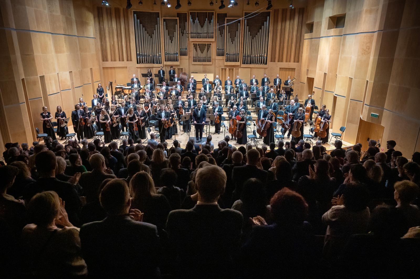 Widownia i zaespół w filharmonii