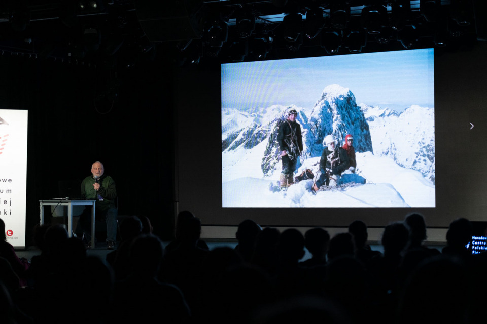 Zdjęcie grupy osób słuchającej przemówienia w sali