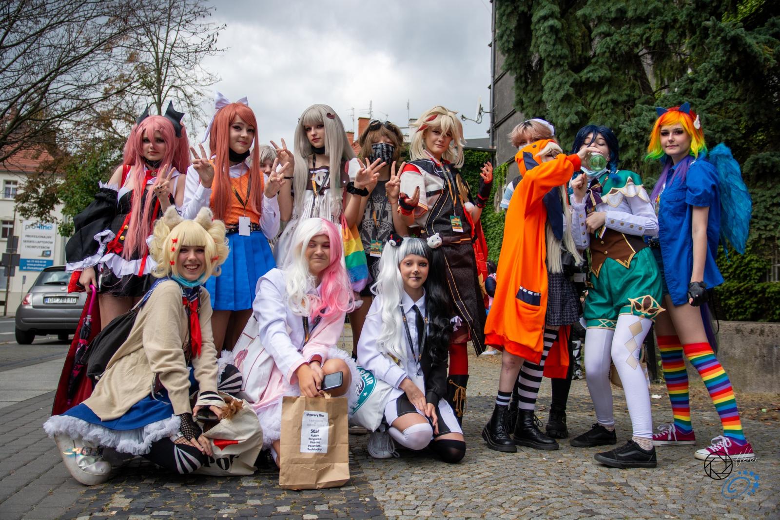 Duża grupa osób przebrana w stroje z mang i anime