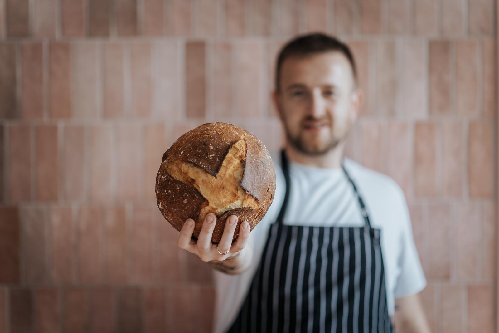 Mężczyzna trzymający chleb