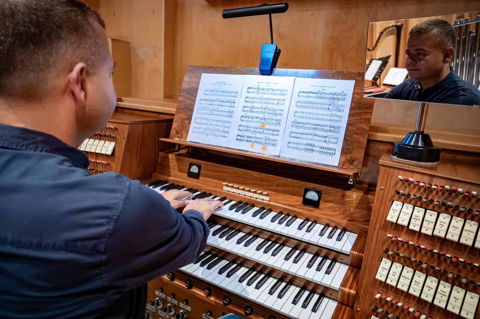 Osoba siedząca przy organach