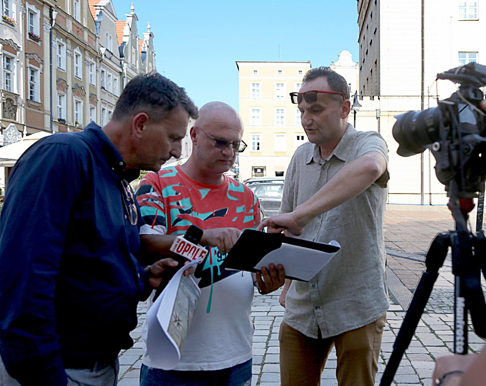 Autorzy tekstu i Donat Przybylski podczas pracy nad materiałem