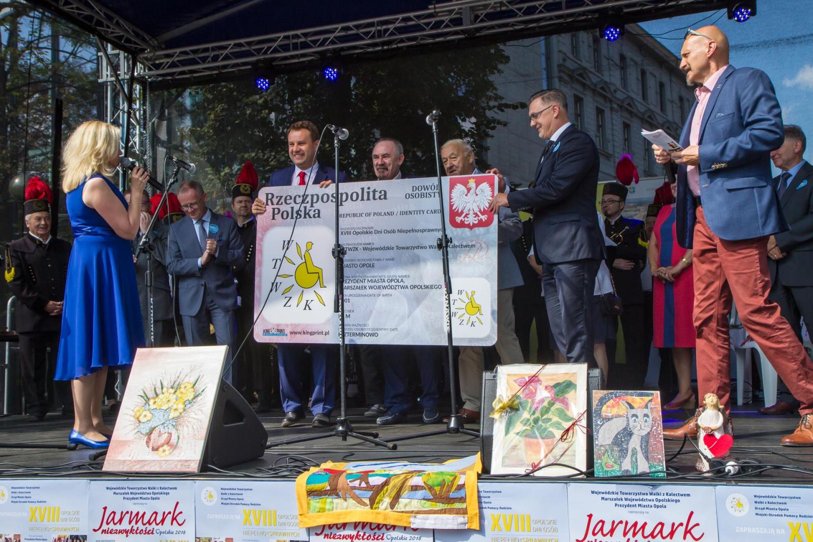Scena podczas Opolskich Dni Osób Niepełnosprawnych. Na scenie Prezydent Opola oraz inni prelegenci. 