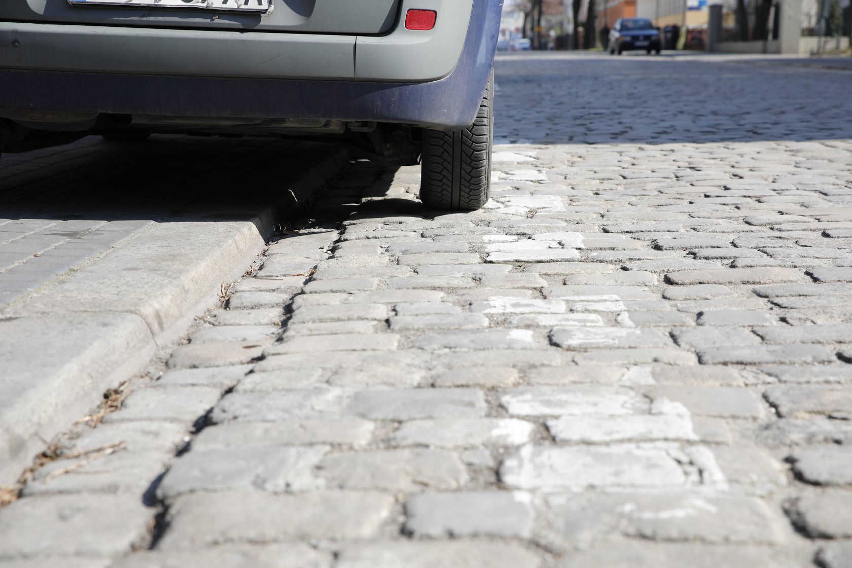 Samochód zaparkowany w wyznaczonym miejscu