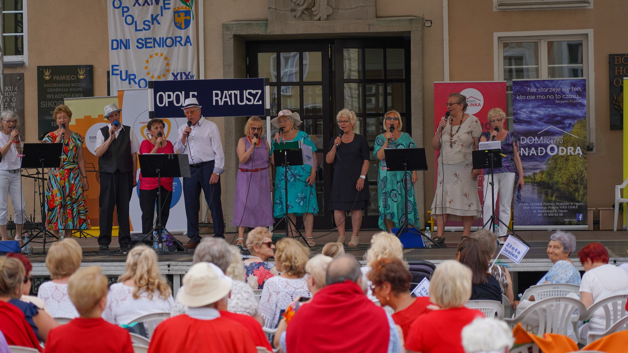 Seniorzy na Rynku w Opolu