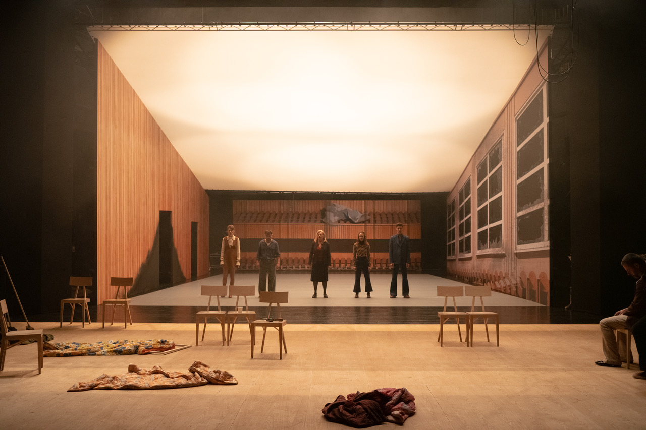 Aktorzy na scenie podczas spektaklu