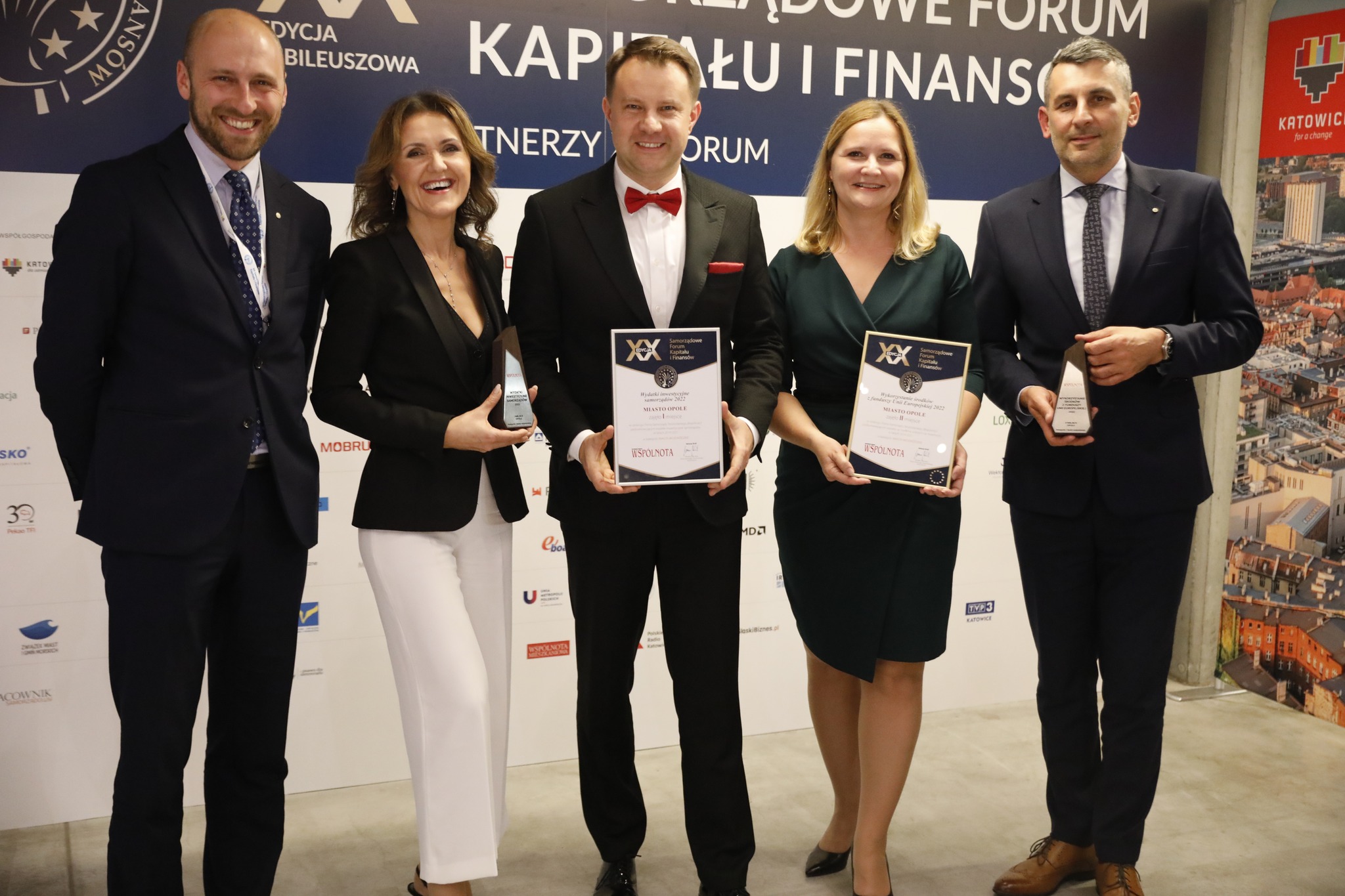 Zdjecie Prezydenta Miasta Opola wraz z zastępcami, skarbniczką, sekretarzem oraz przewodniczącyjm Rady Miasta Opola