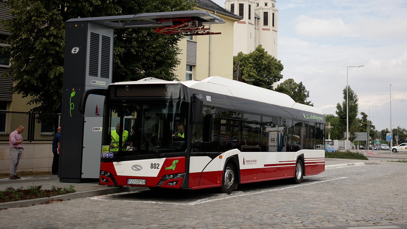 Autobus elektryczny w stacji ładowania