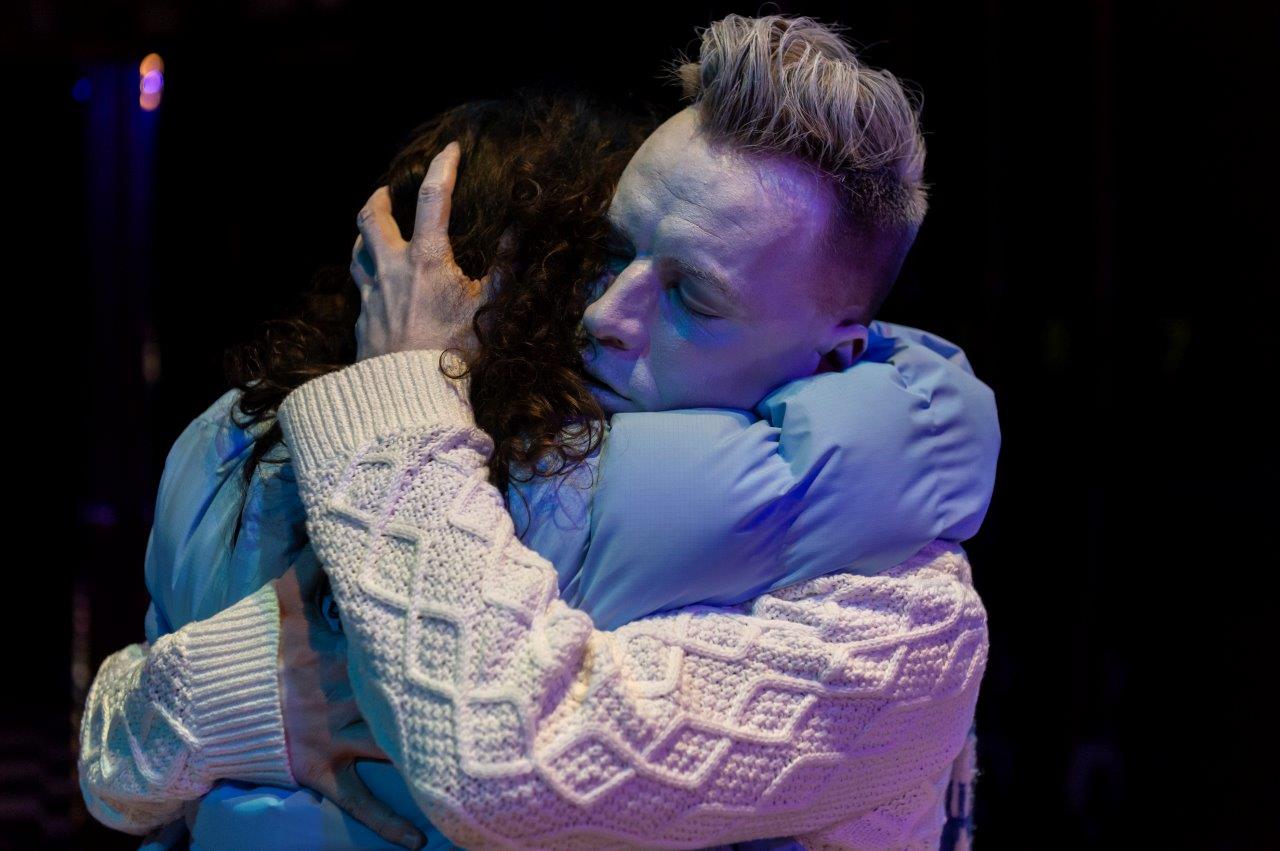 Aktorzy na scenie podczas spektaklu