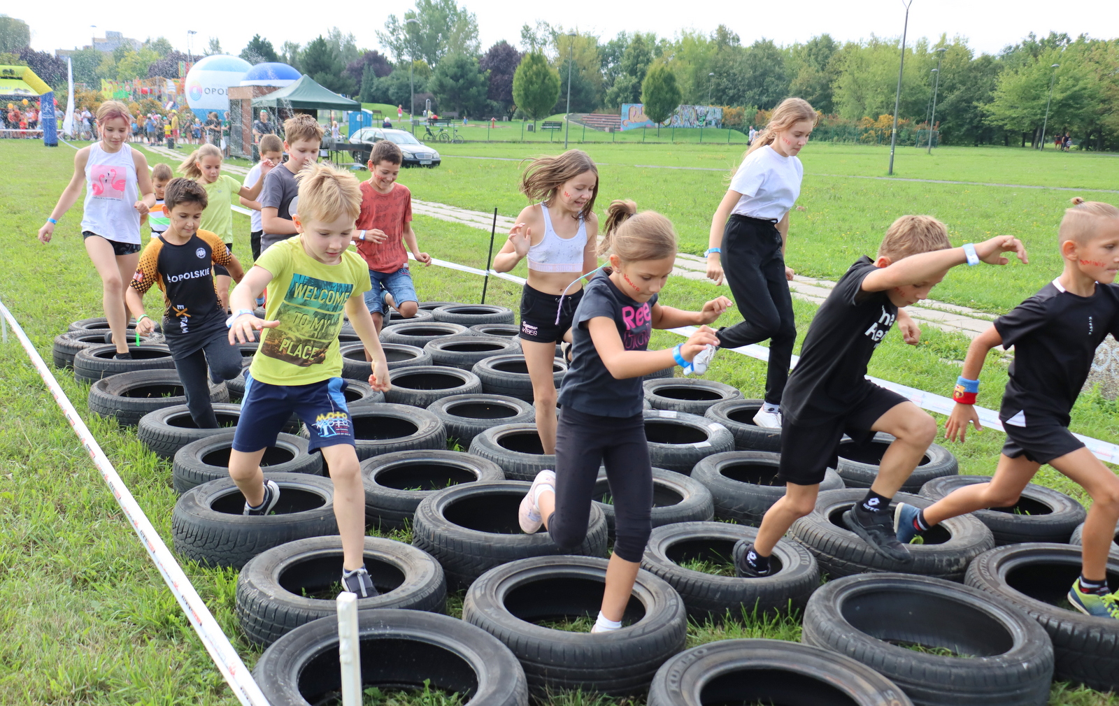 Zdjęcie dzieci biegnących podczas Extreme Run Kids