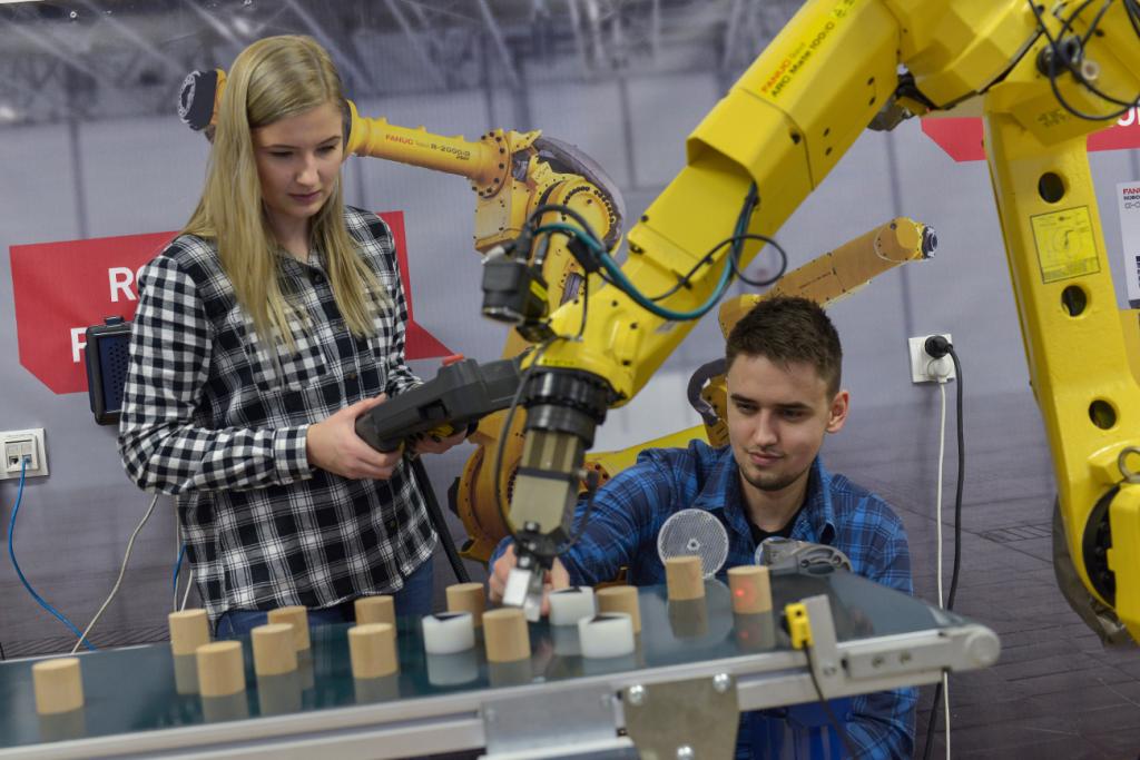 Studenci w pracowni robotycznej