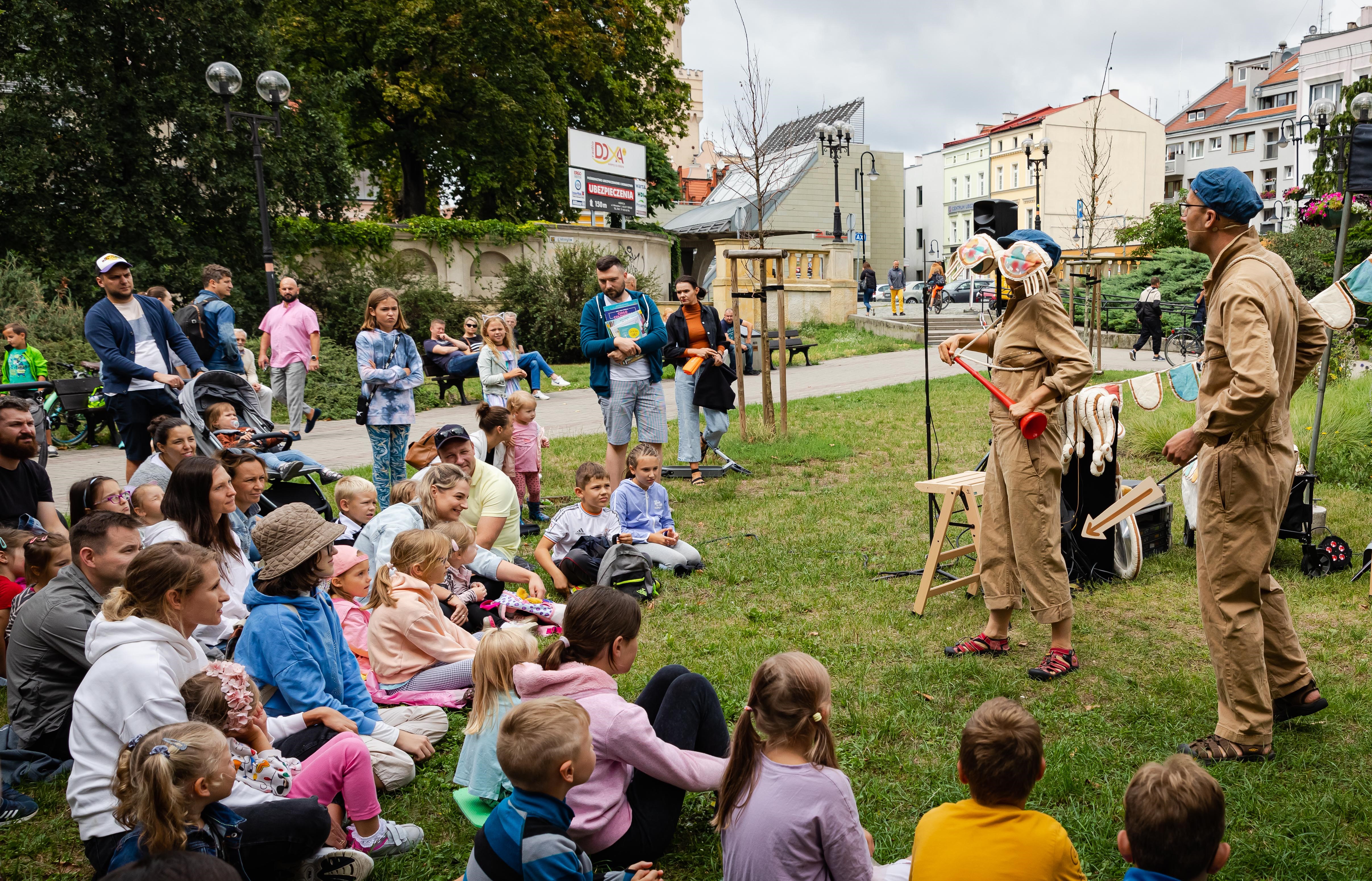 Aktorzy - lalkarze w trakcie spektaklu