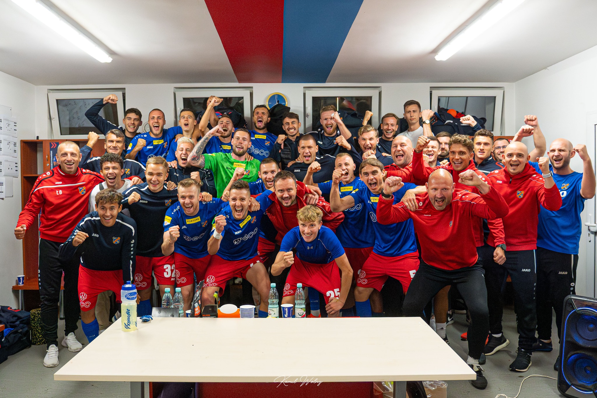 Piłkarze Odry Opole cieszą się ze zwycięstwa