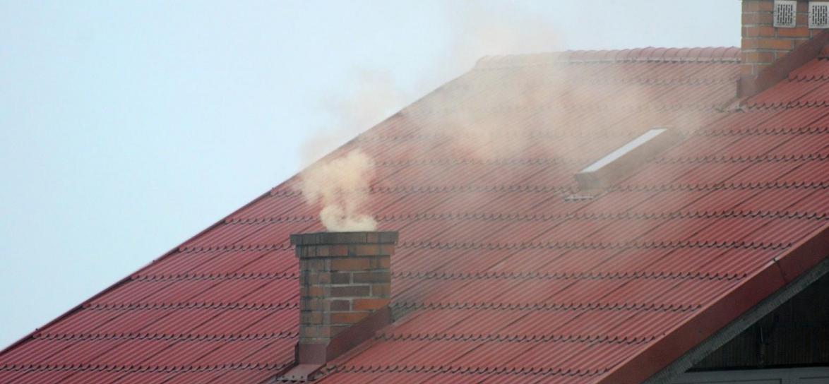 Unoszący się gęsty dym z komina