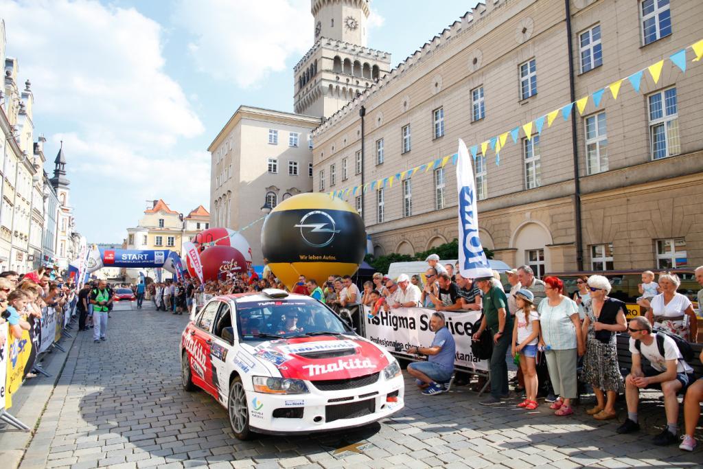 Samochód rajdowy na rynku