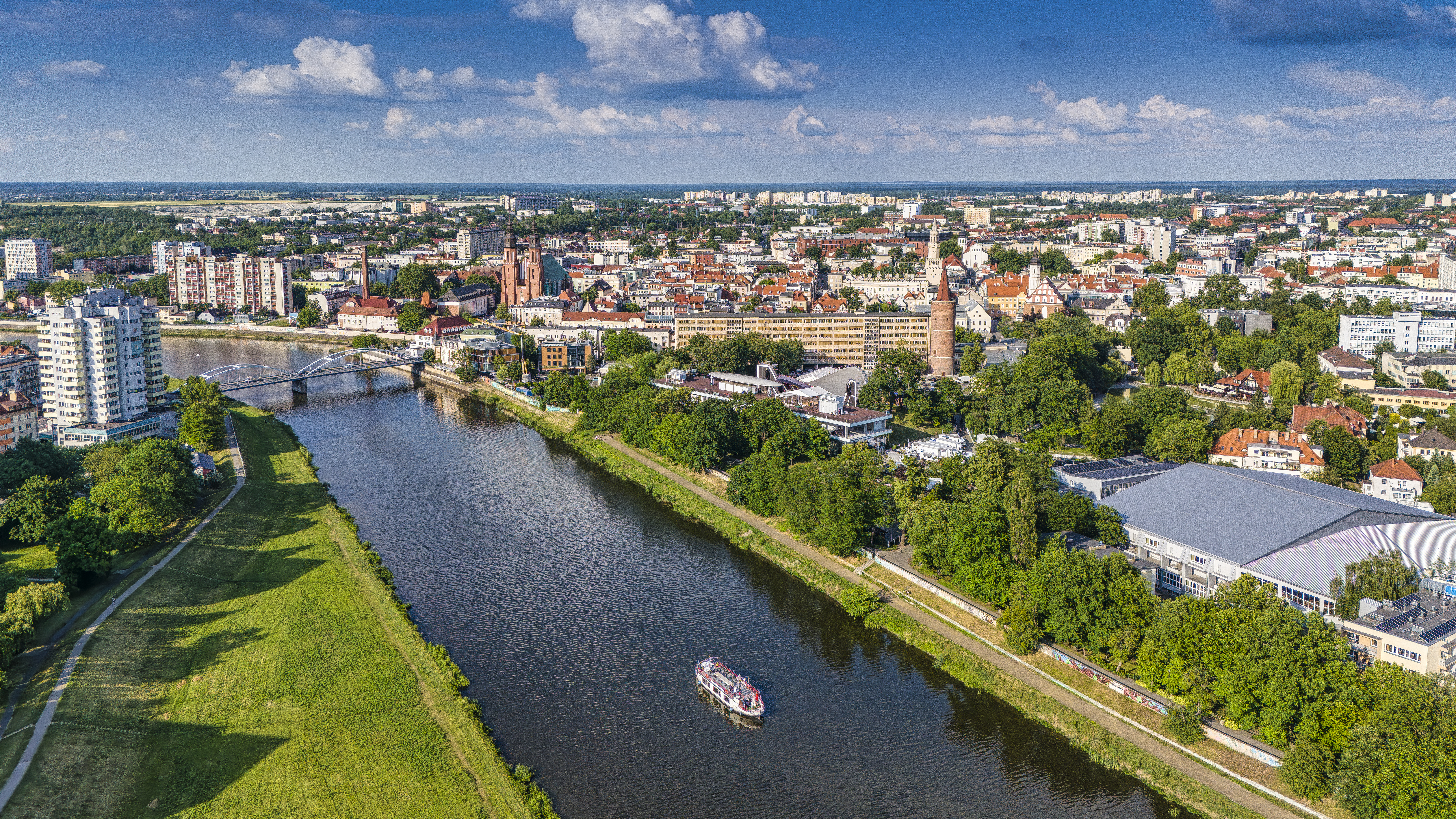 zdjęcie z lotu ptaka, widok na Odrę i miasto Opole