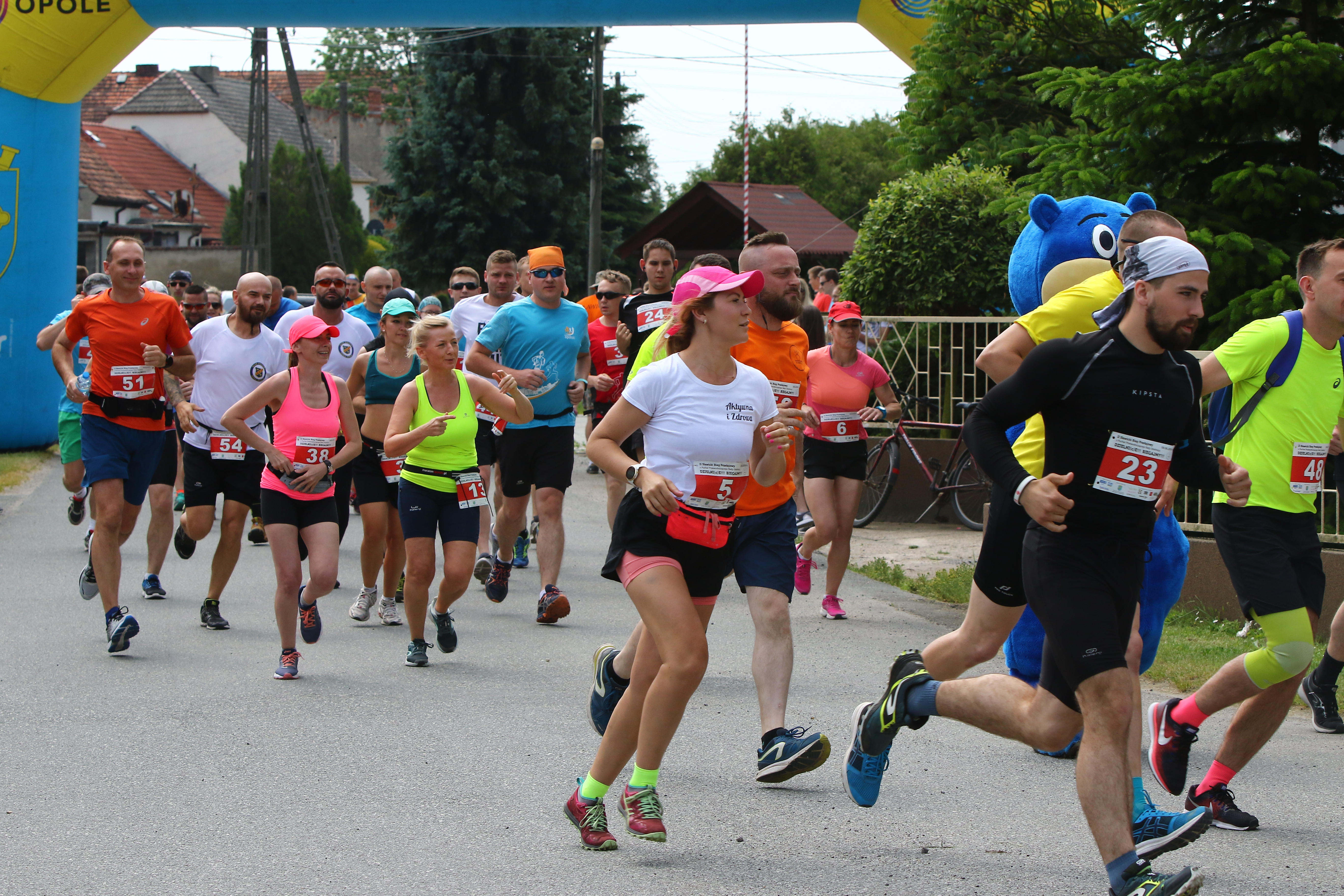 zdjęcie przedstawiające ludzi biegnących w półmaratonie