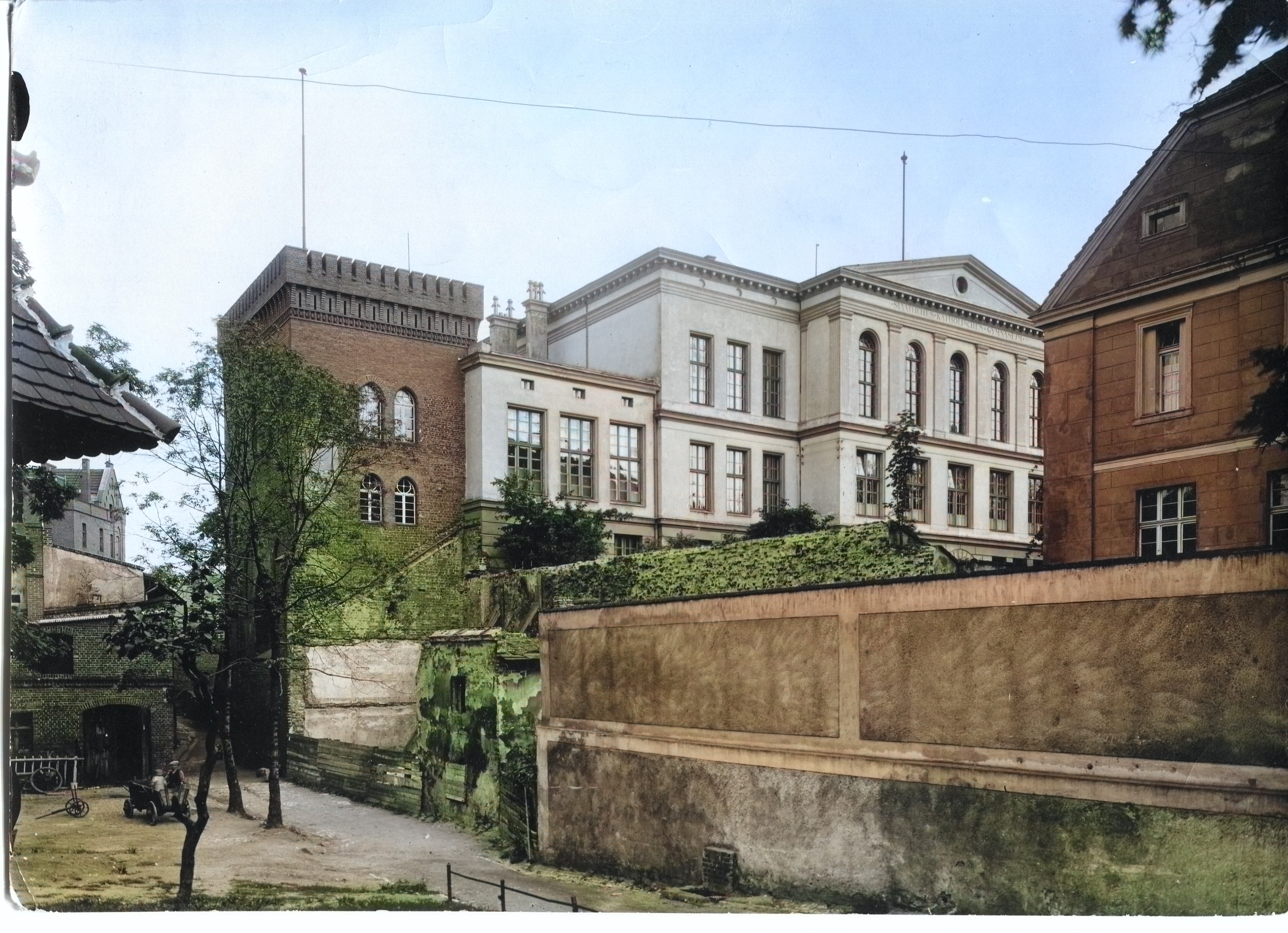 Zdjęcie przedstawiające budynek Królewskiego Katolickiego Gimnazjum