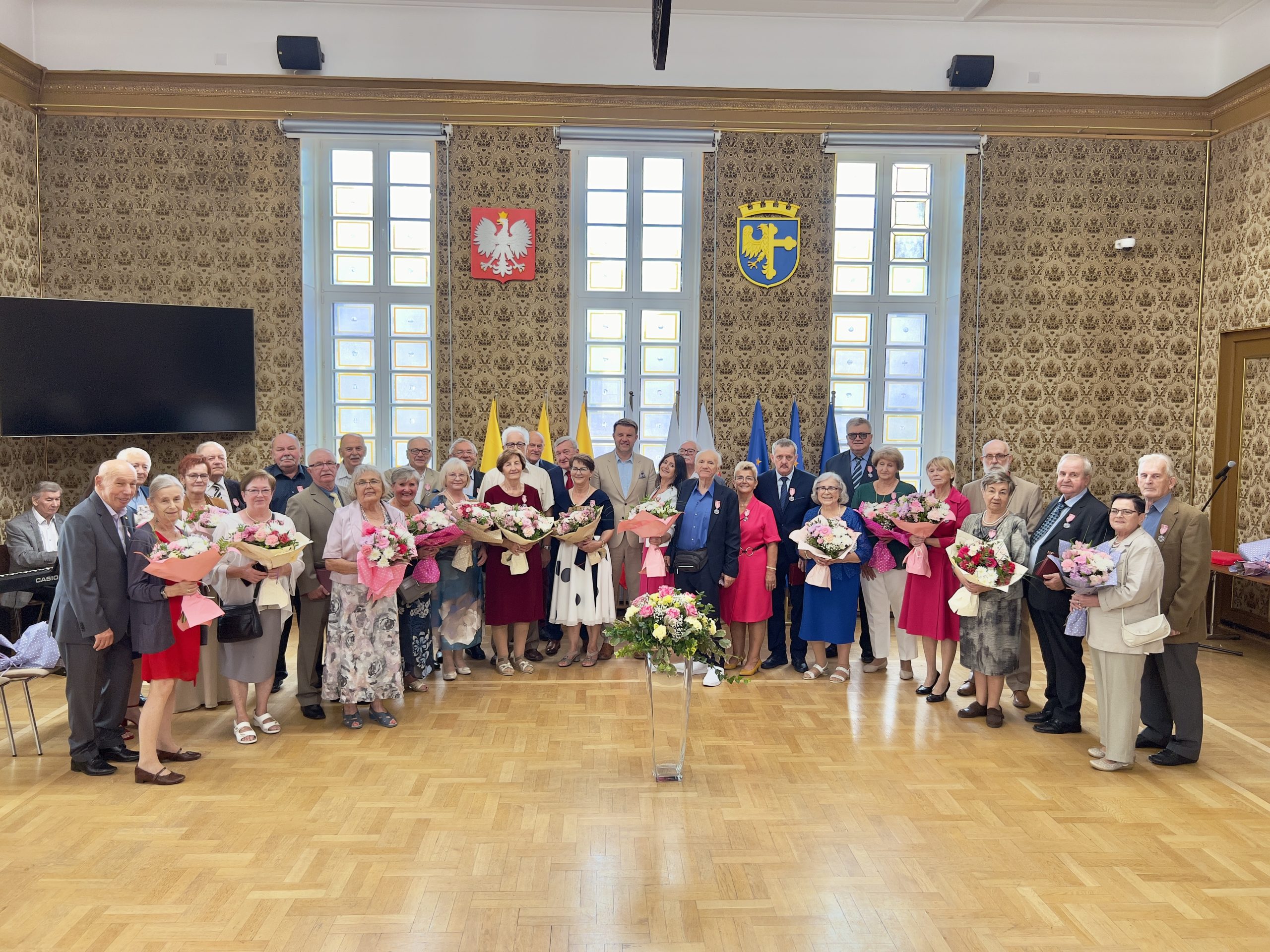 zdjęcie przedstawiające uczestników jubileuszu złote gody w opolskim ratuszu