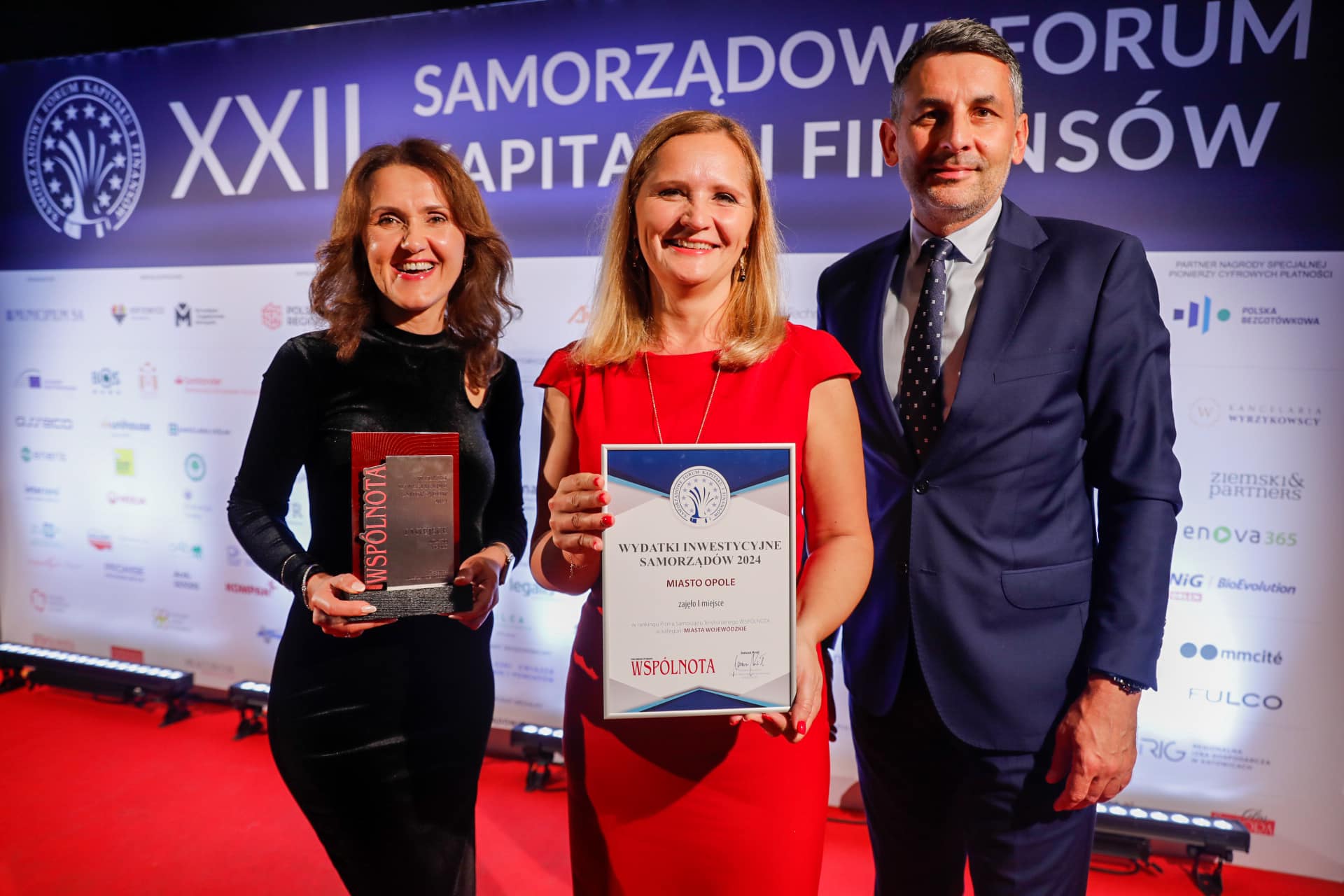 zdjęcie przedstawiające Panią Skarbnik, Wiceprezydent oraz Sekretarza Miasta Opola podczas gali wręczenia nagród