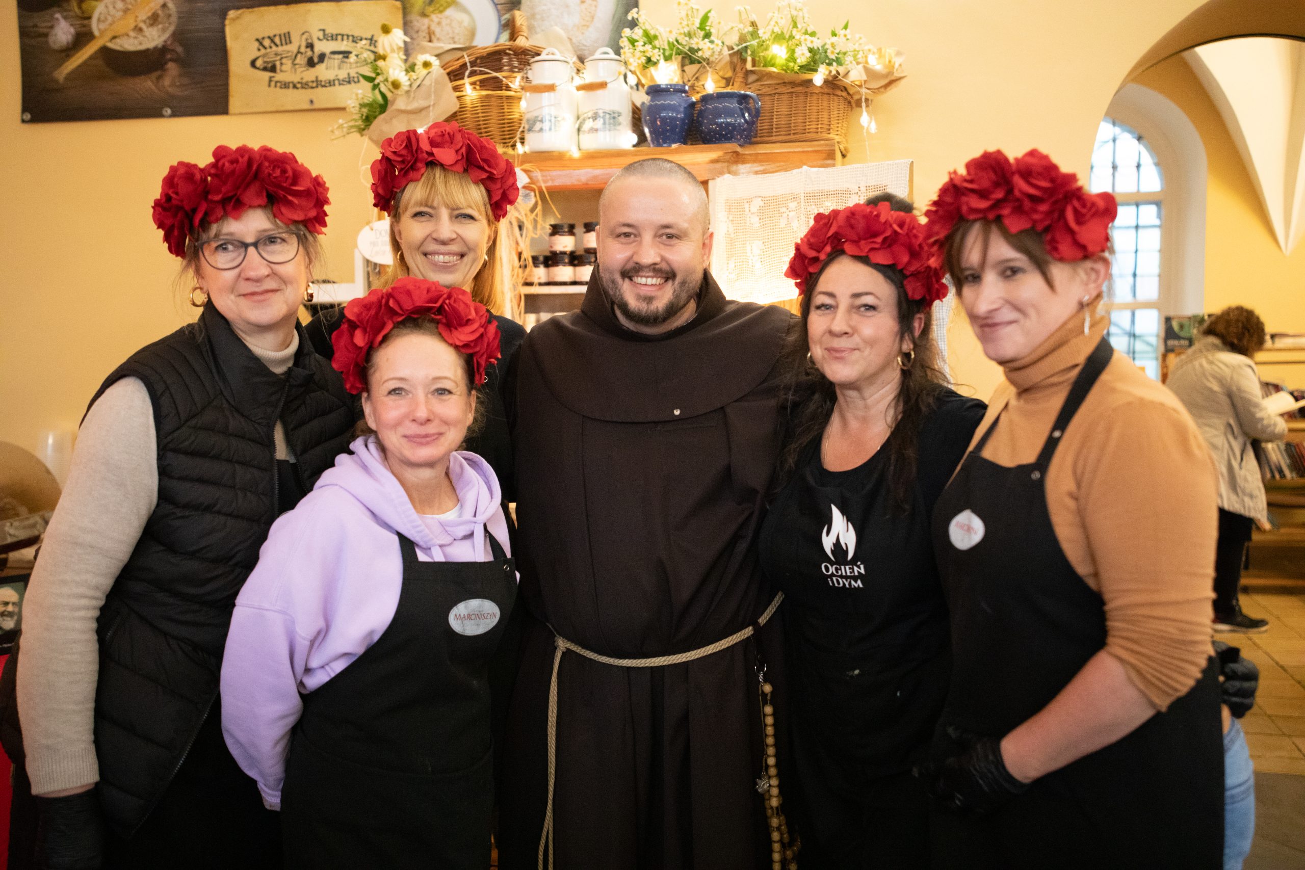 zdjęcie franciszkanina z gośćmi jarmarku