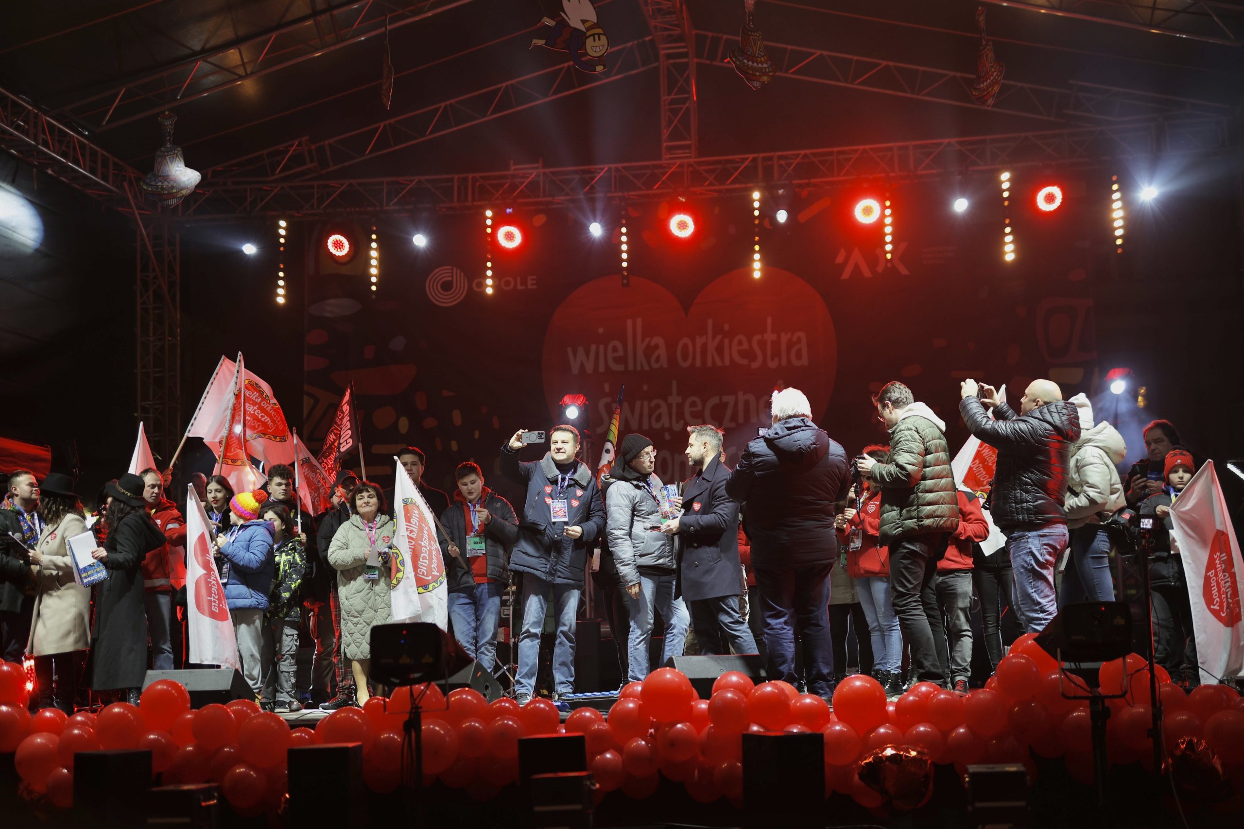 wolontariusze na scenie wośp