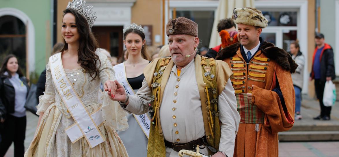 prezydent i maturzyści tańczący poloneza