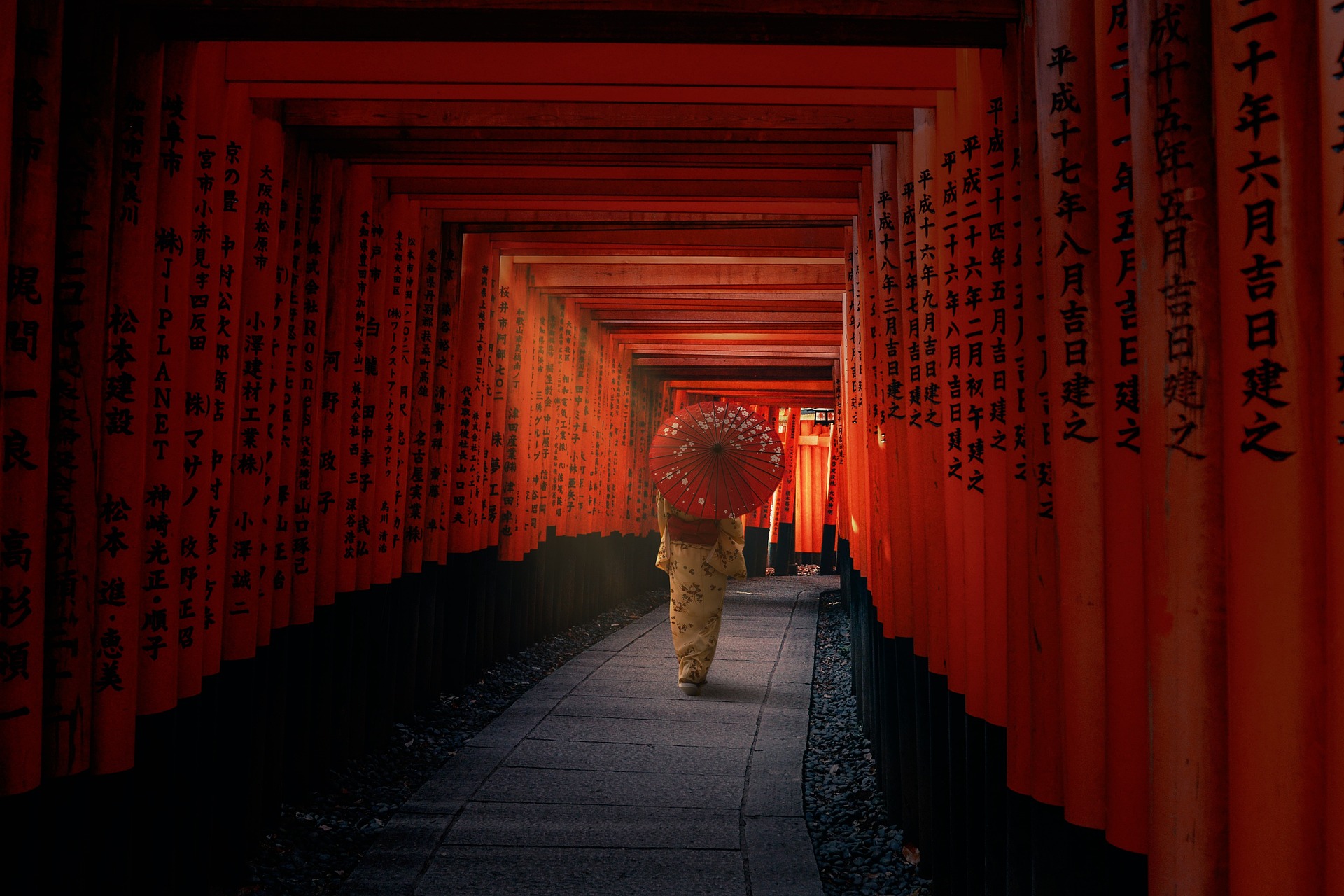 kobieta w japońskim kimono z parasolką, idąca tyłem, fot. pixabay.pl