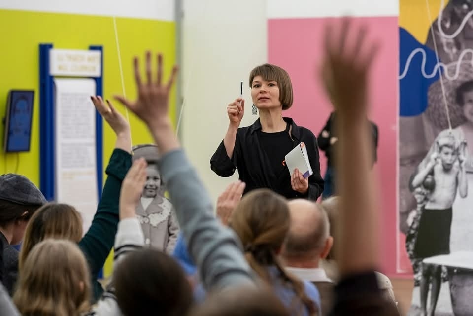 zdjęcie przedstawiające spotkania w Galerii Sztuki Współczesnej