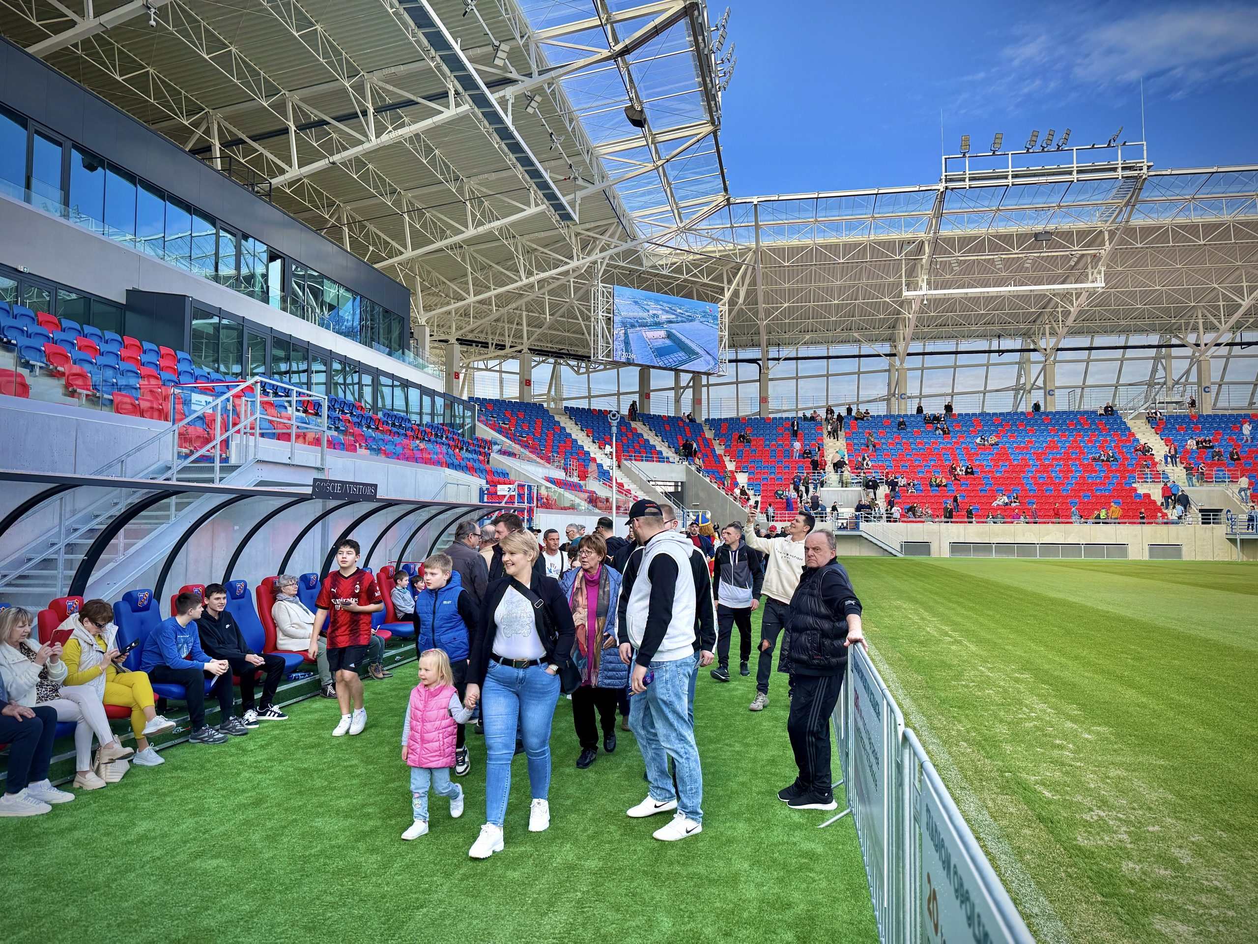 ludzie zwiedzający stadion