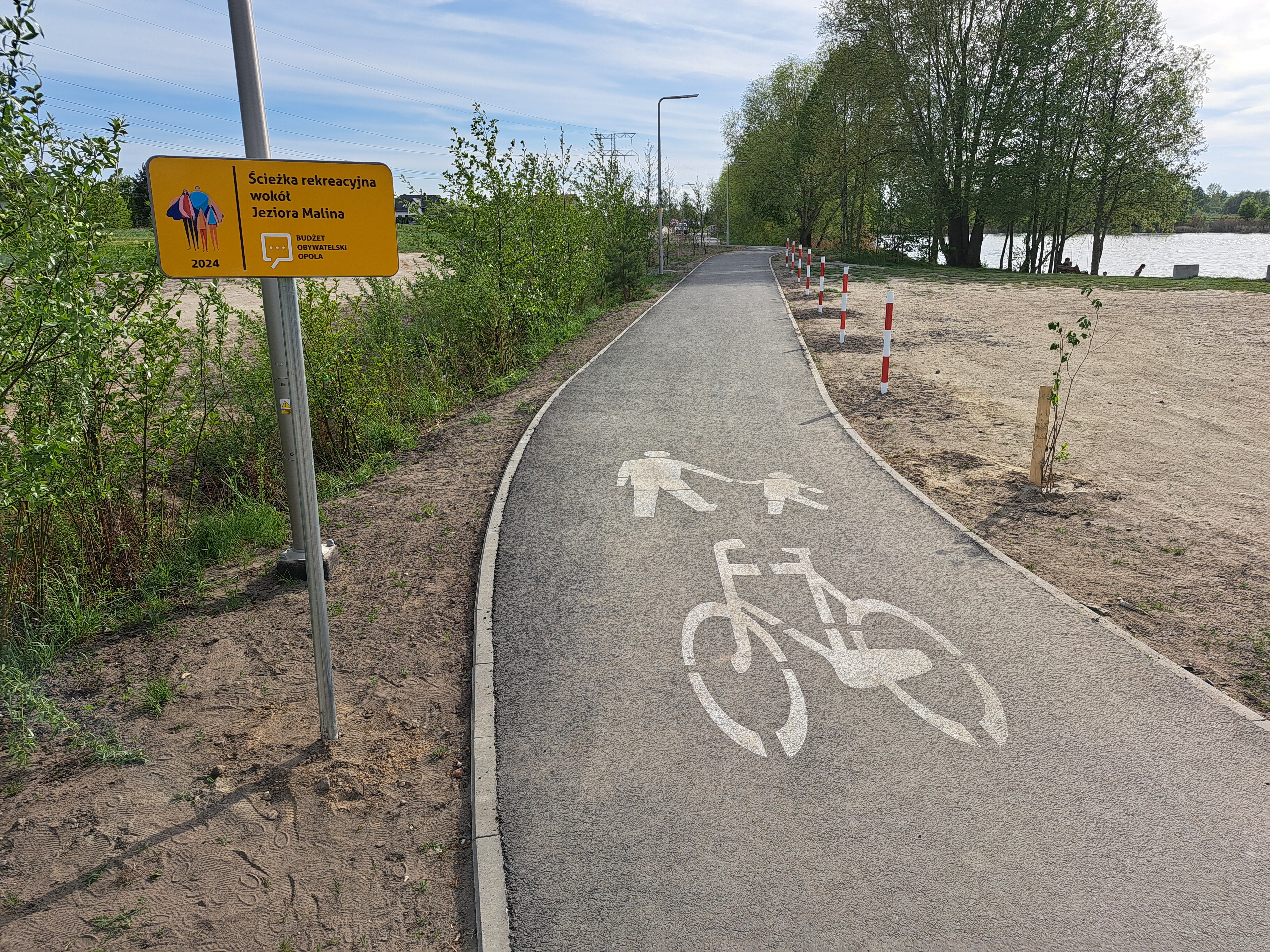 ścieżka rowerowa z tablicą o budżecie