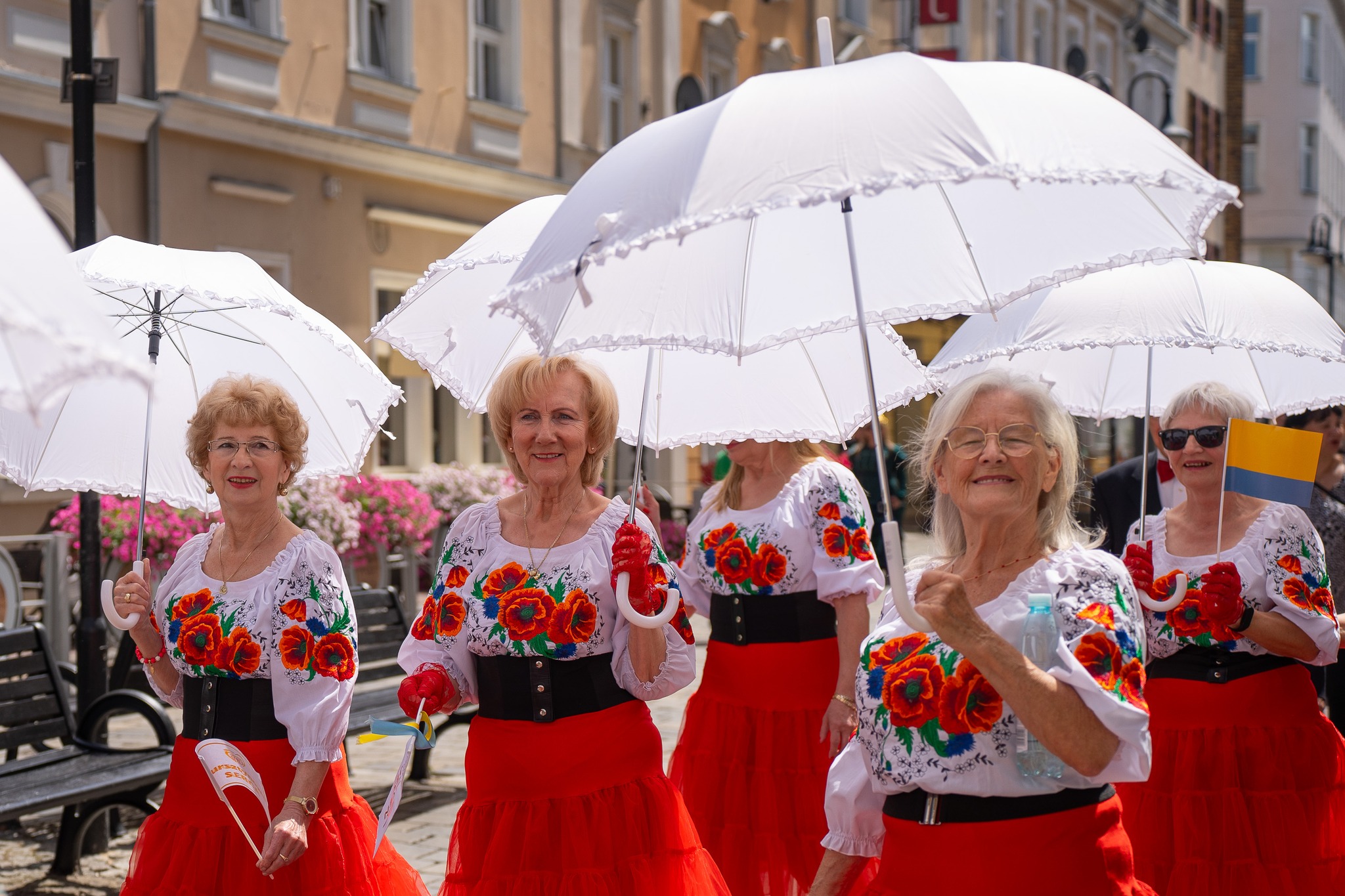 Seniorki w Opolu w kolorowych strojach