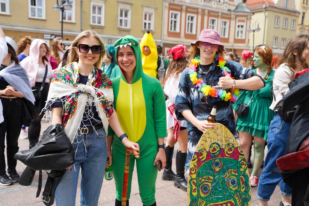 studenci na rynku