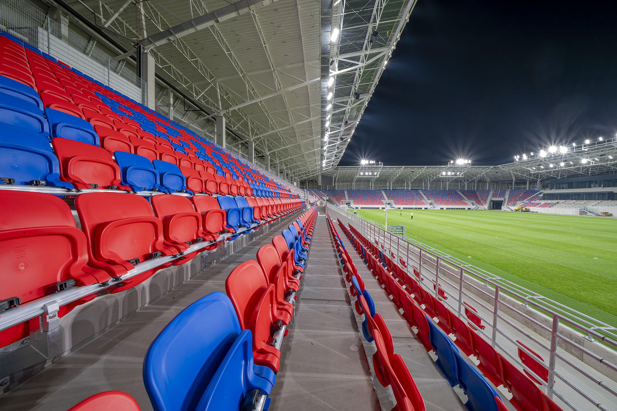 wnętrze i trybuny Itaka Arena