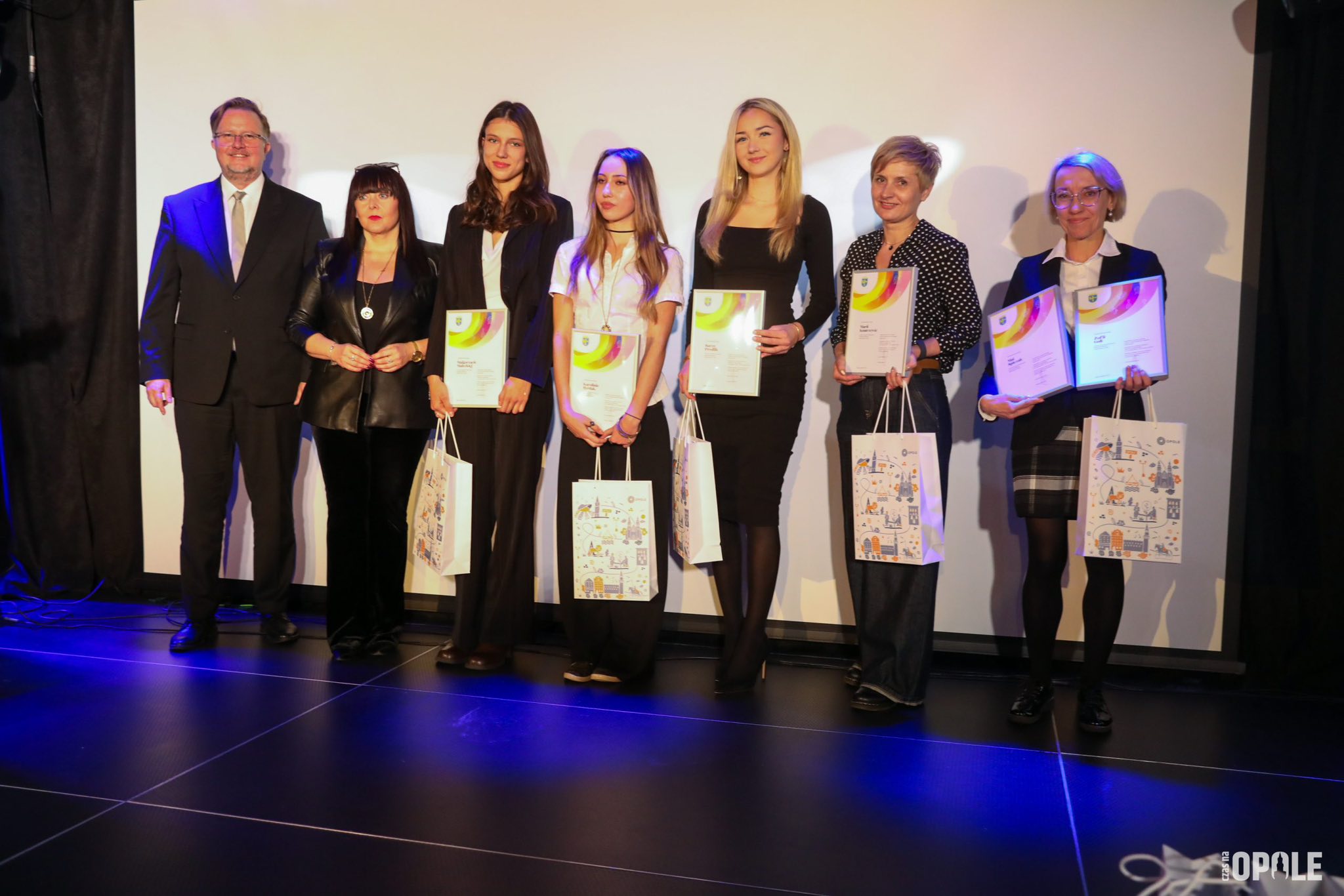 zdjęcie przedstawiajace laureatów stypendiów wraz z prezydentem Maciejem Wujcem