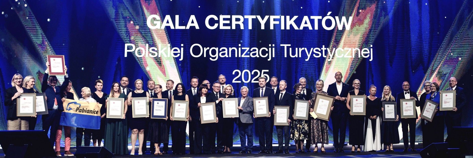 Gala certyfikatów Polskiej Organizacji Turystycznej, laureaci na scenie