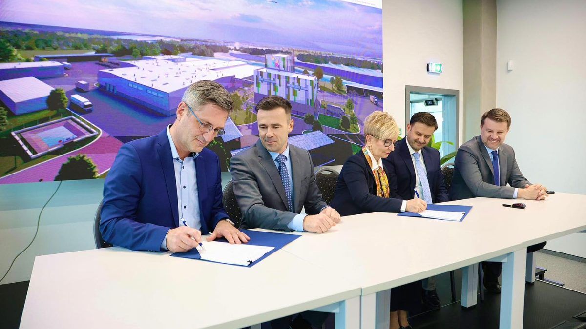 partnerzy po podpisaniu umowy