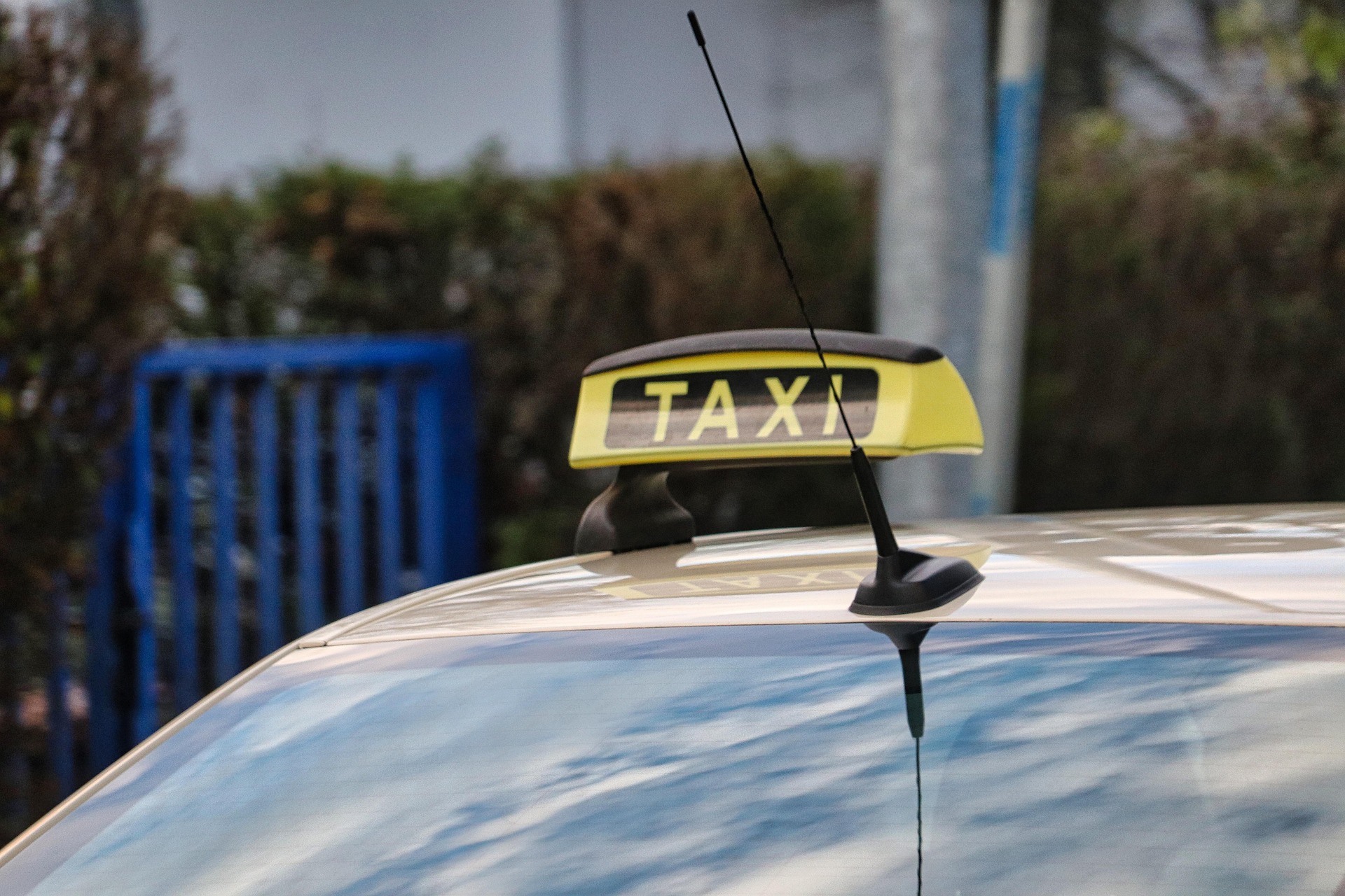 dach samochodu z napisem taxi