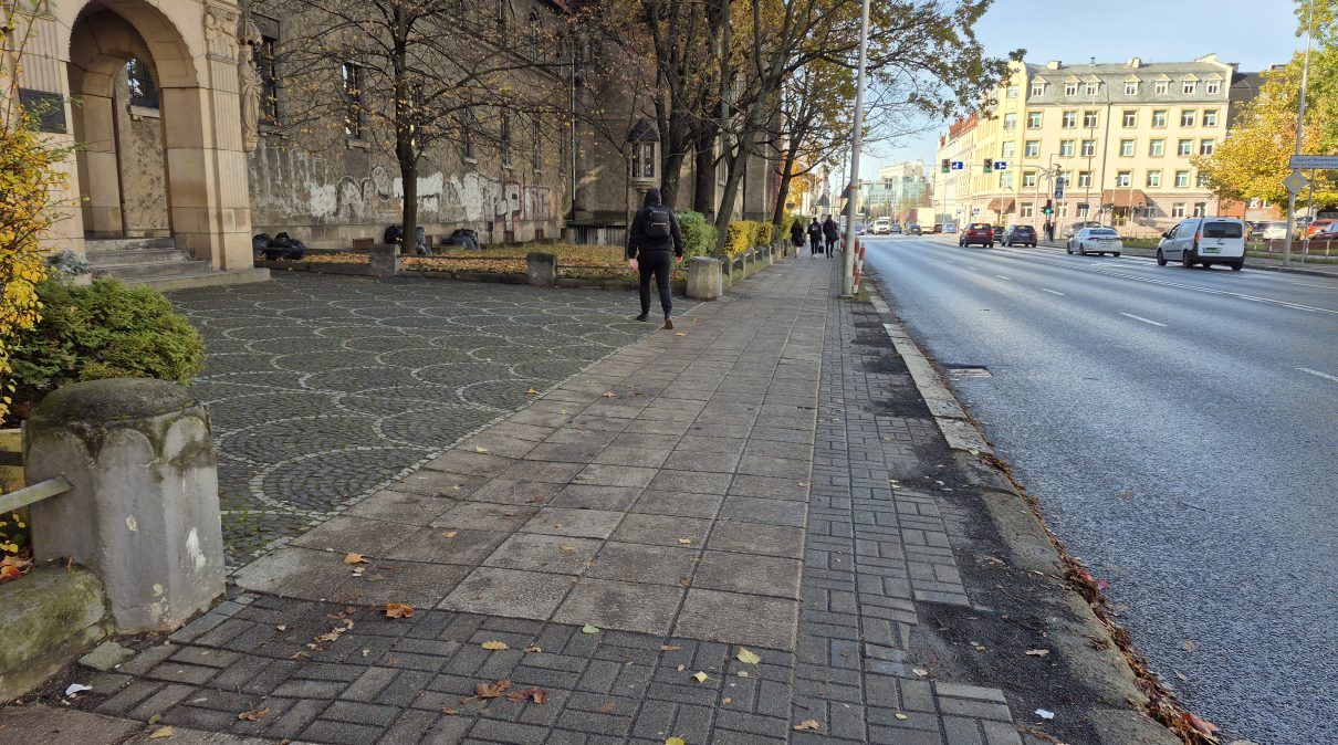 Zdjęcie chodnika przy ulicy Ozimskiej 