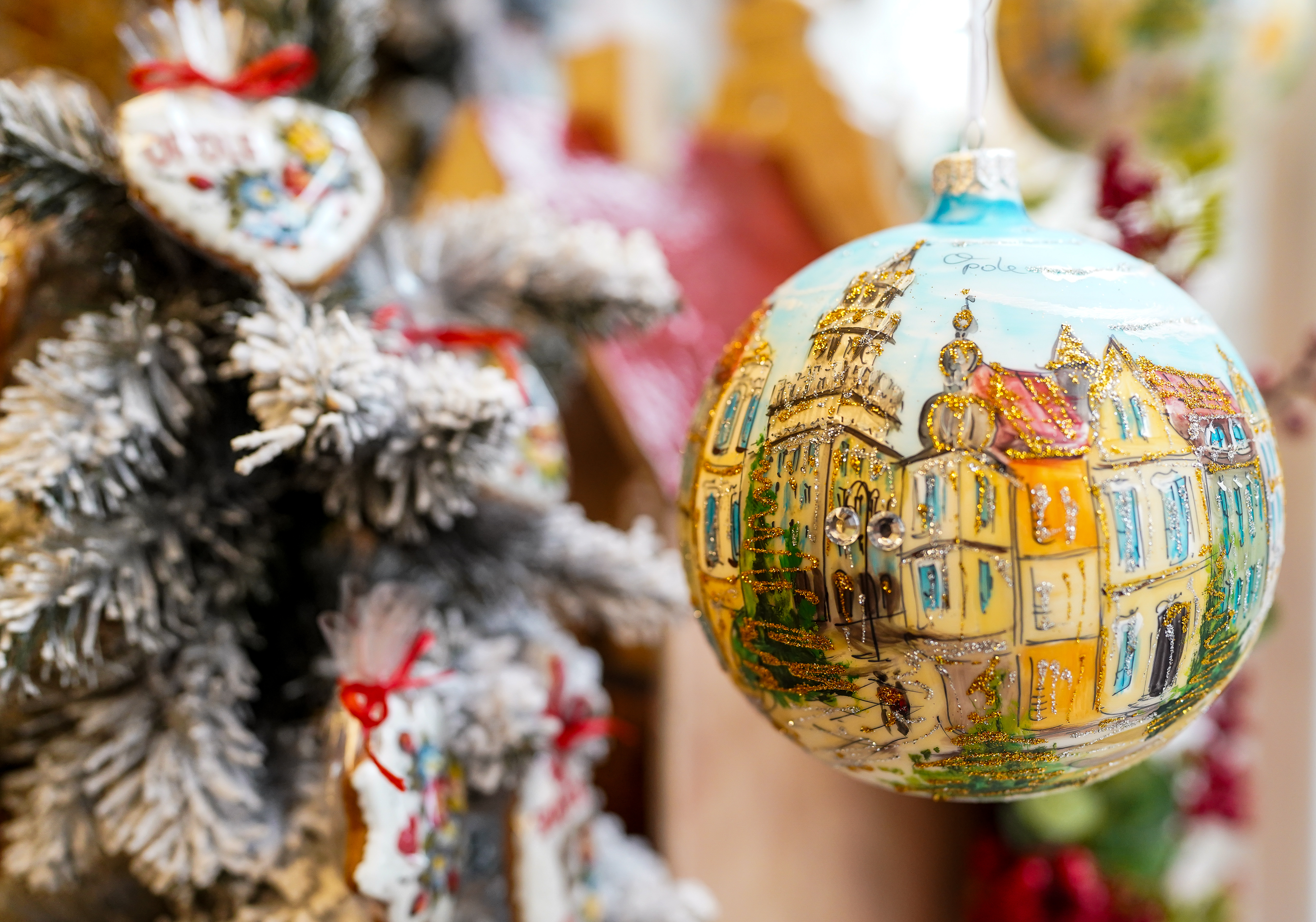 zdjęcie ręcznie malowanej bombki