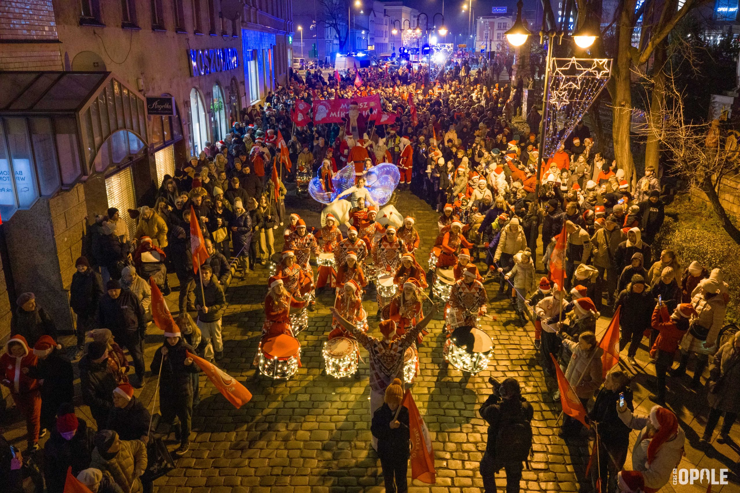 zdjęcie pochodu podczas marszu mikołajów
