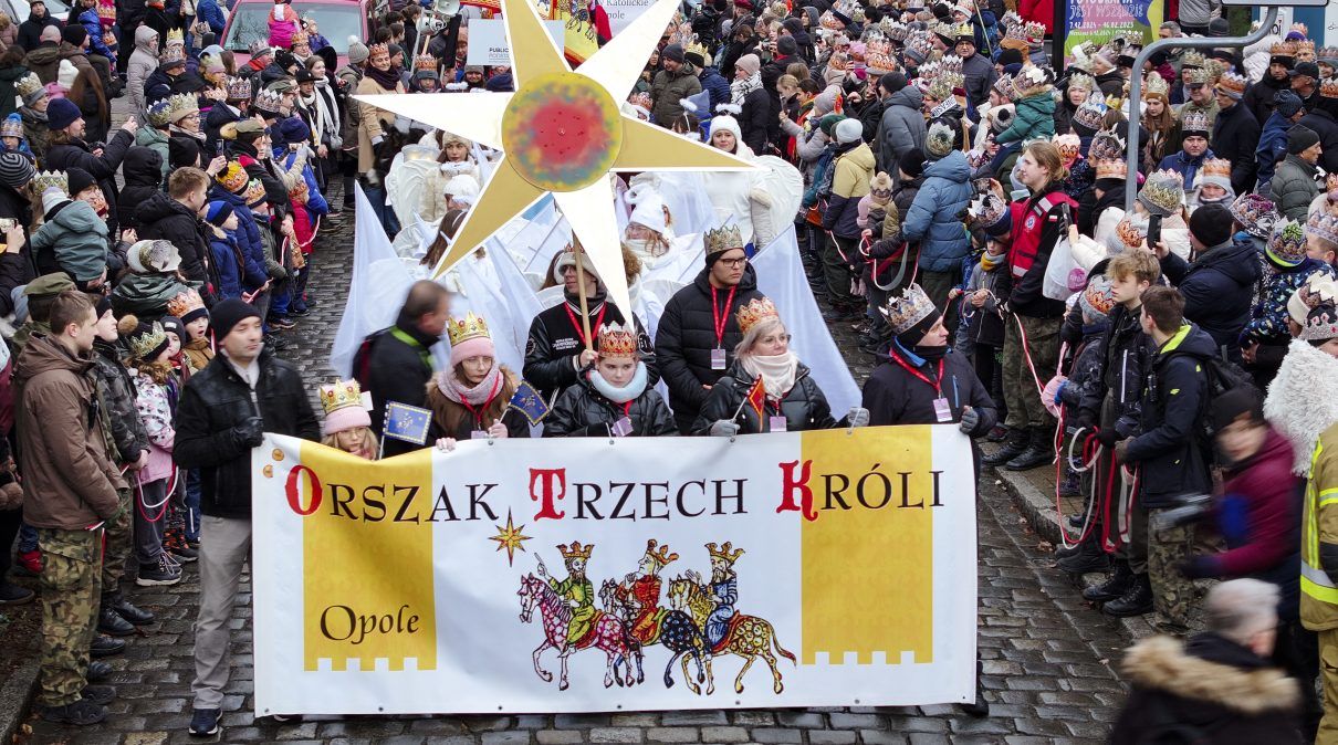 zdjęcie przedstawiające orszak trzech króli podczas przemarszu ulicami Opola