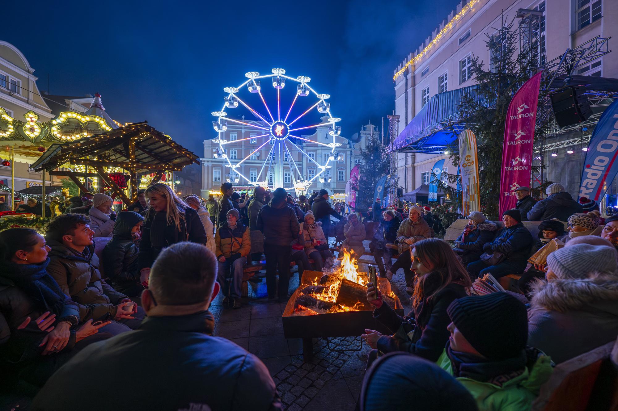 zdjęcie ogniska i jarmarku bożonarodzeniowego