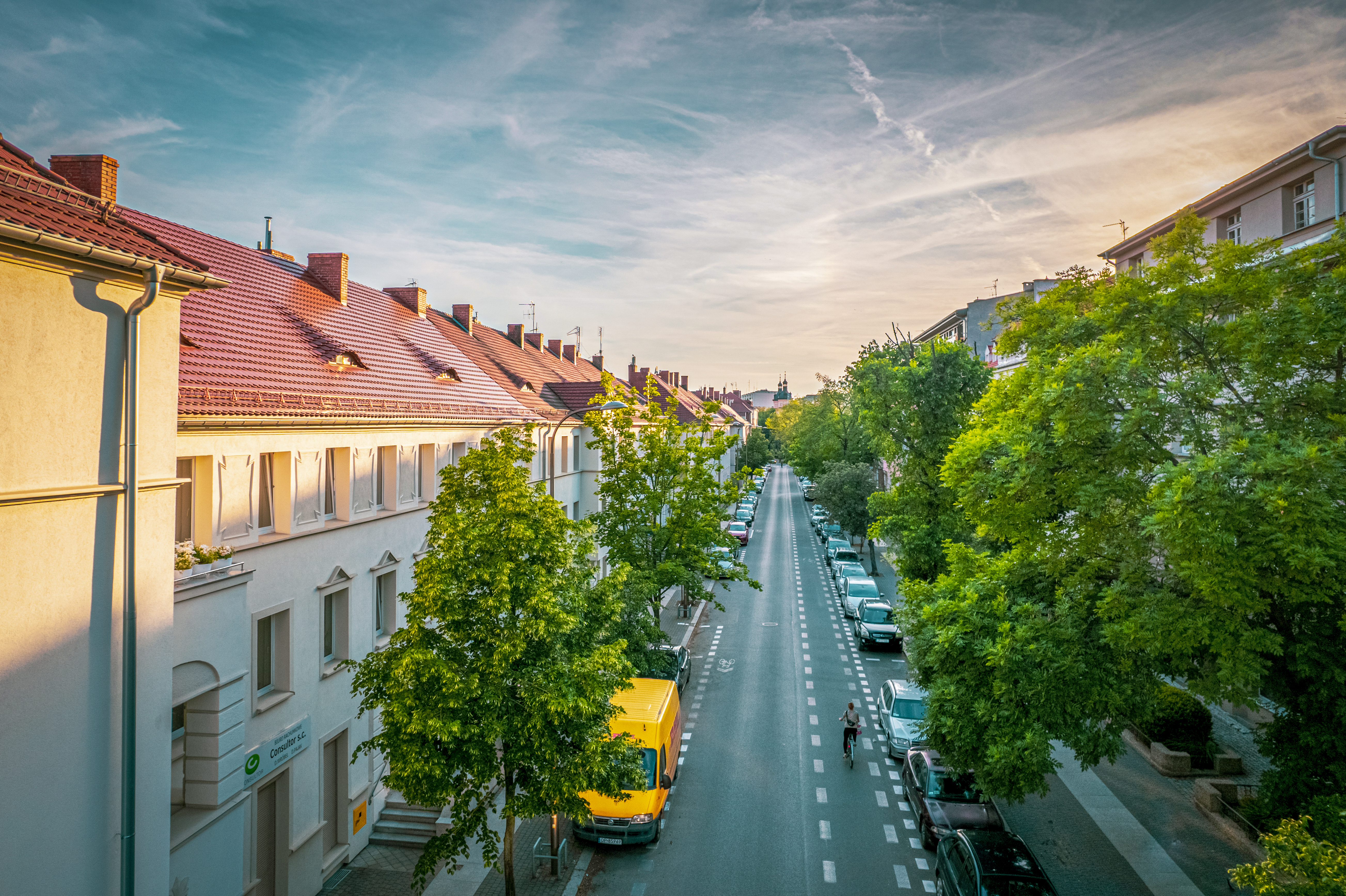ulica, zieleń, kamienice, chodnik