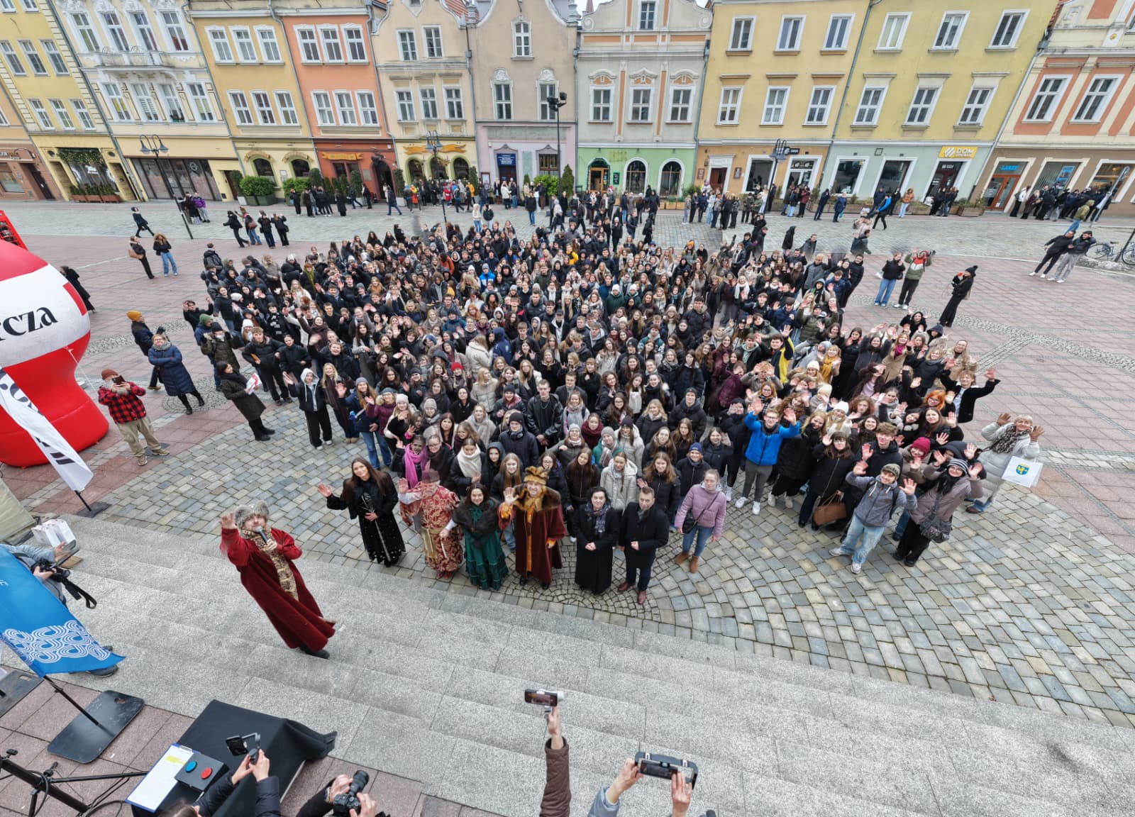 uczniowie tańczący poloneza na Rynku