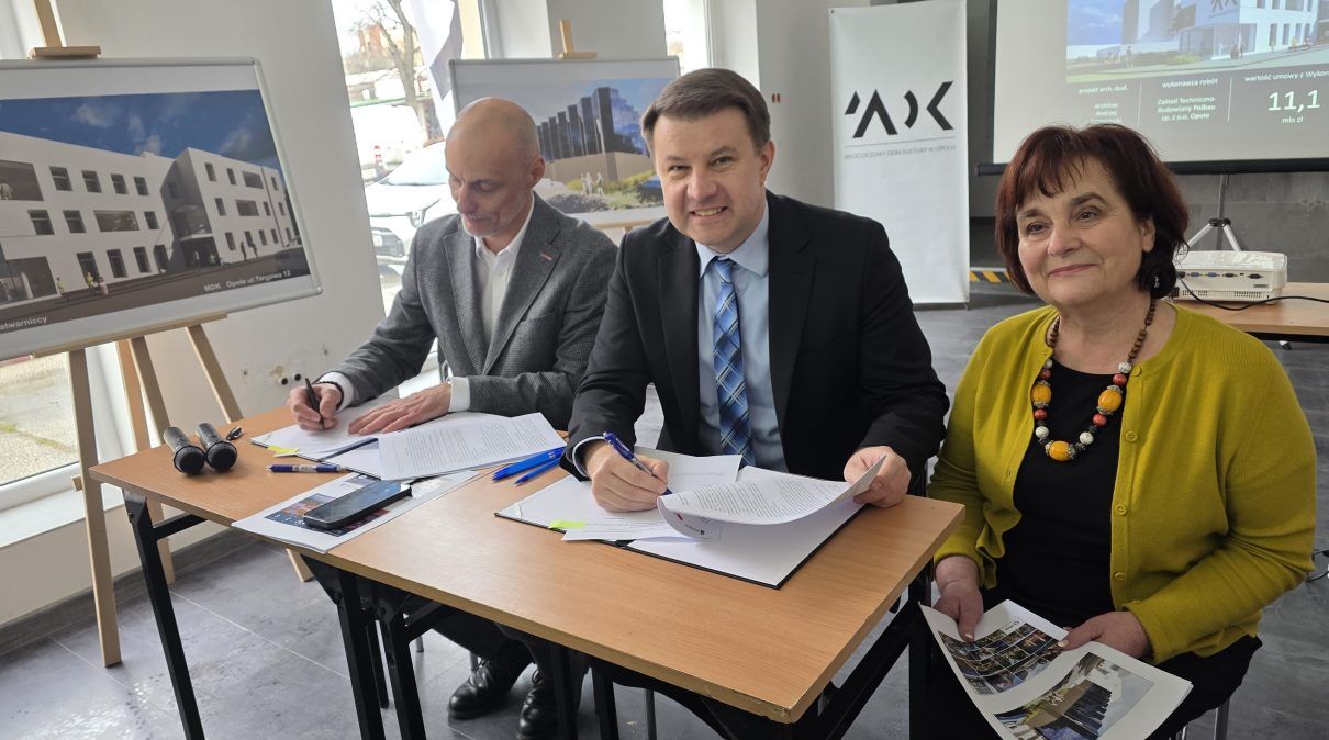 Podpsianie umowy na modernizację MDK przy ulicy Targowej